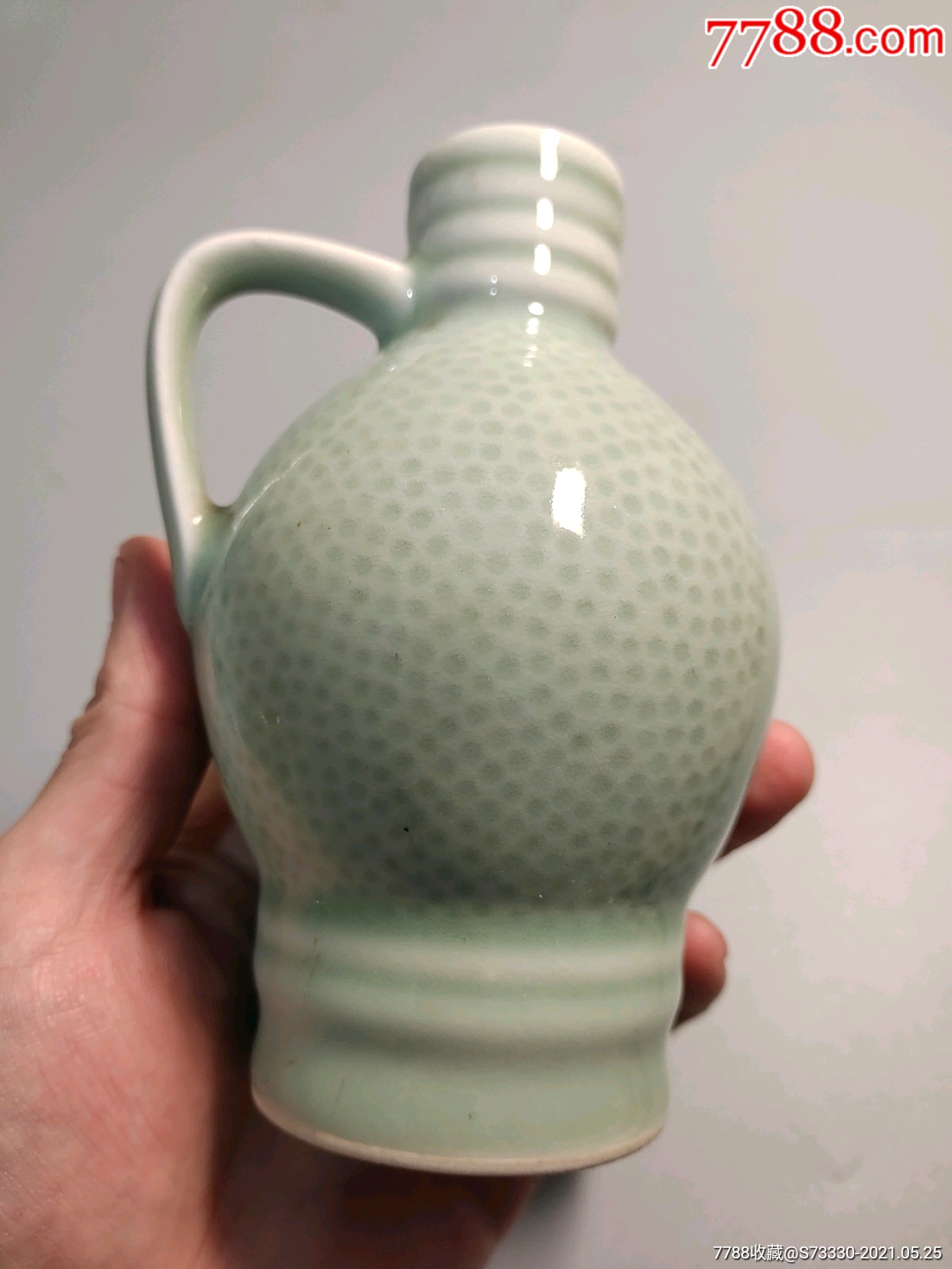 80年代左右,龙泉青瓷,青釉鱼子纹单耳执瓶一只,小