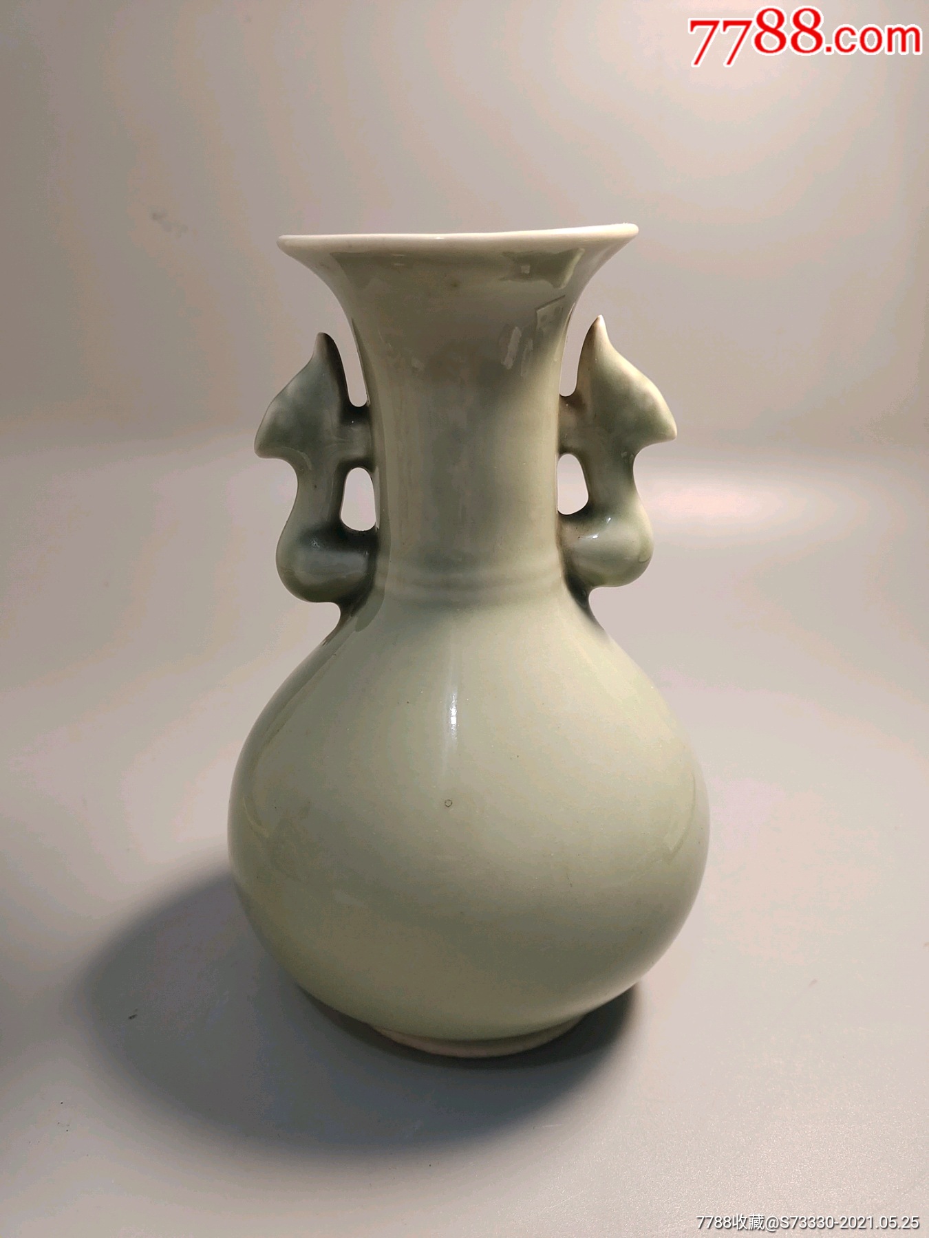 80年代左右宜兴或龙泉青瓷青釉双耳瓶一只磕