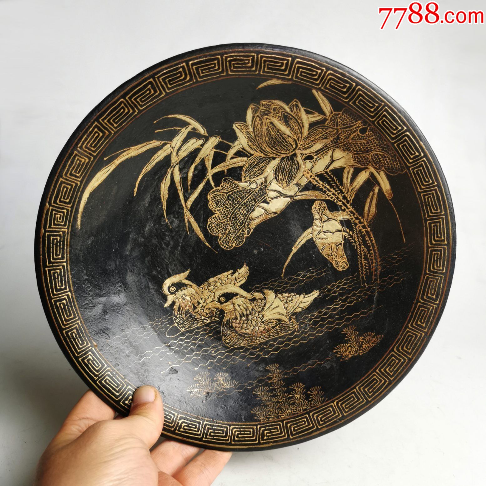 黑漆描金鸳鸯戏水圆漆盘
