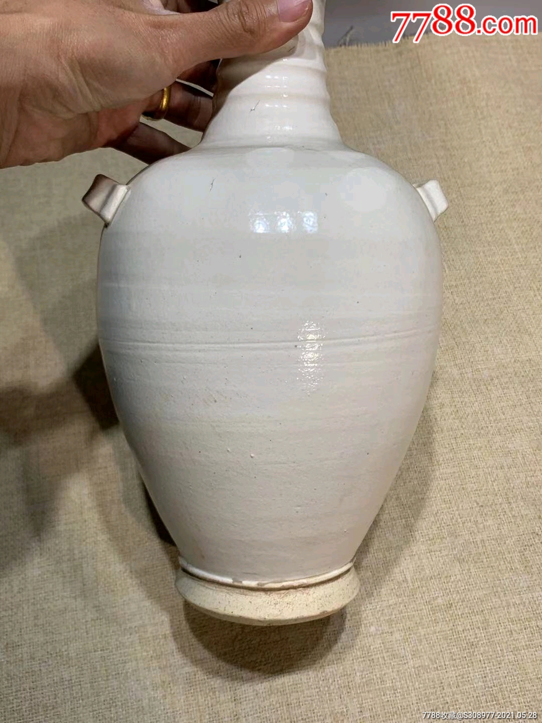 辽白釉盘口穿带瓶