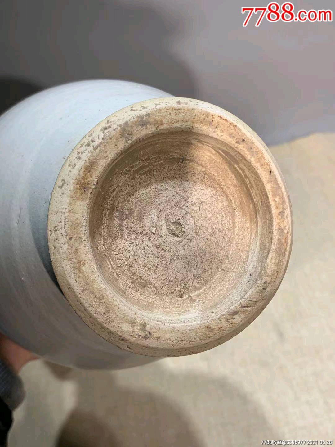 辽白釉盘口穿带瓶