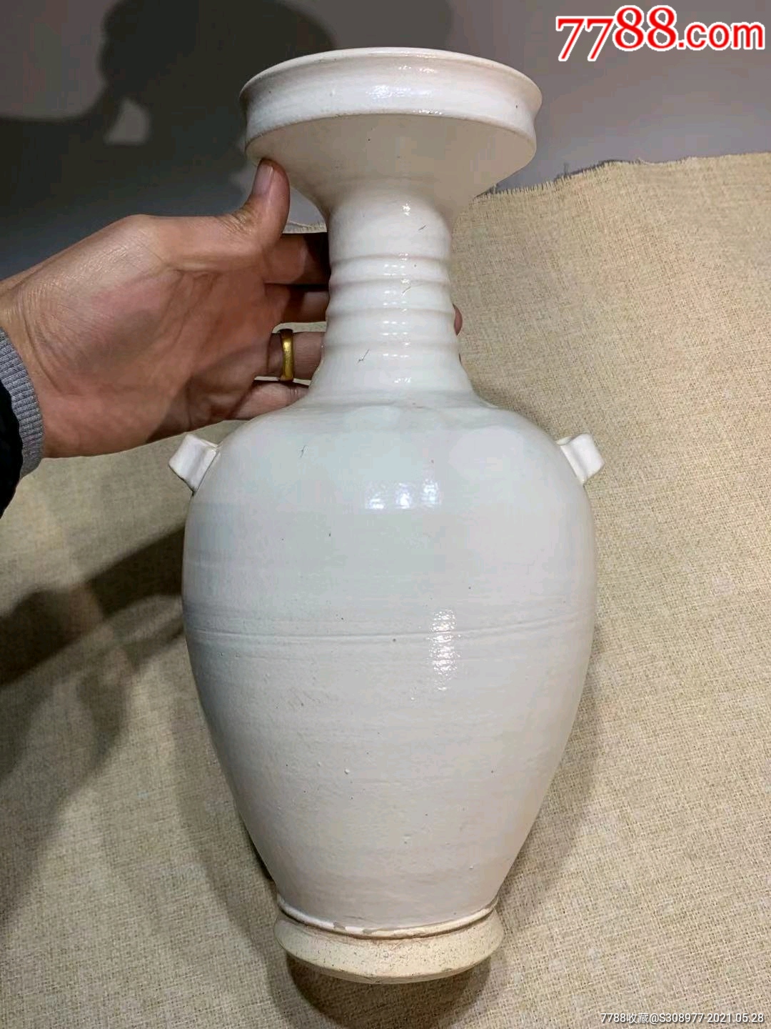 辽白釉盘口穿带瓶