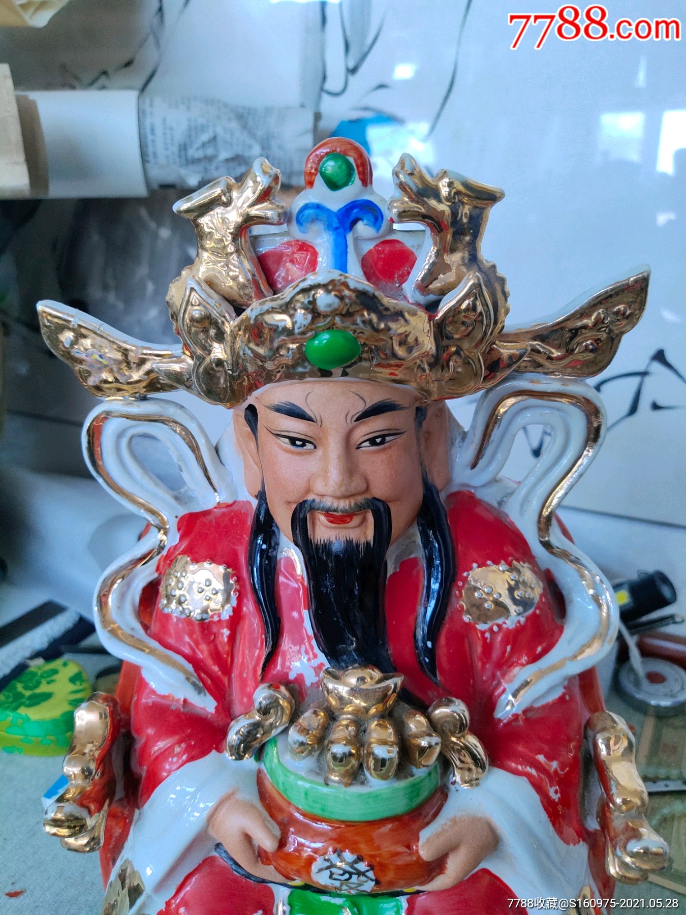 民国彩绘五彩财神像,17*13*32cm,一个帽翅上微小窑裂纹如图,余完整