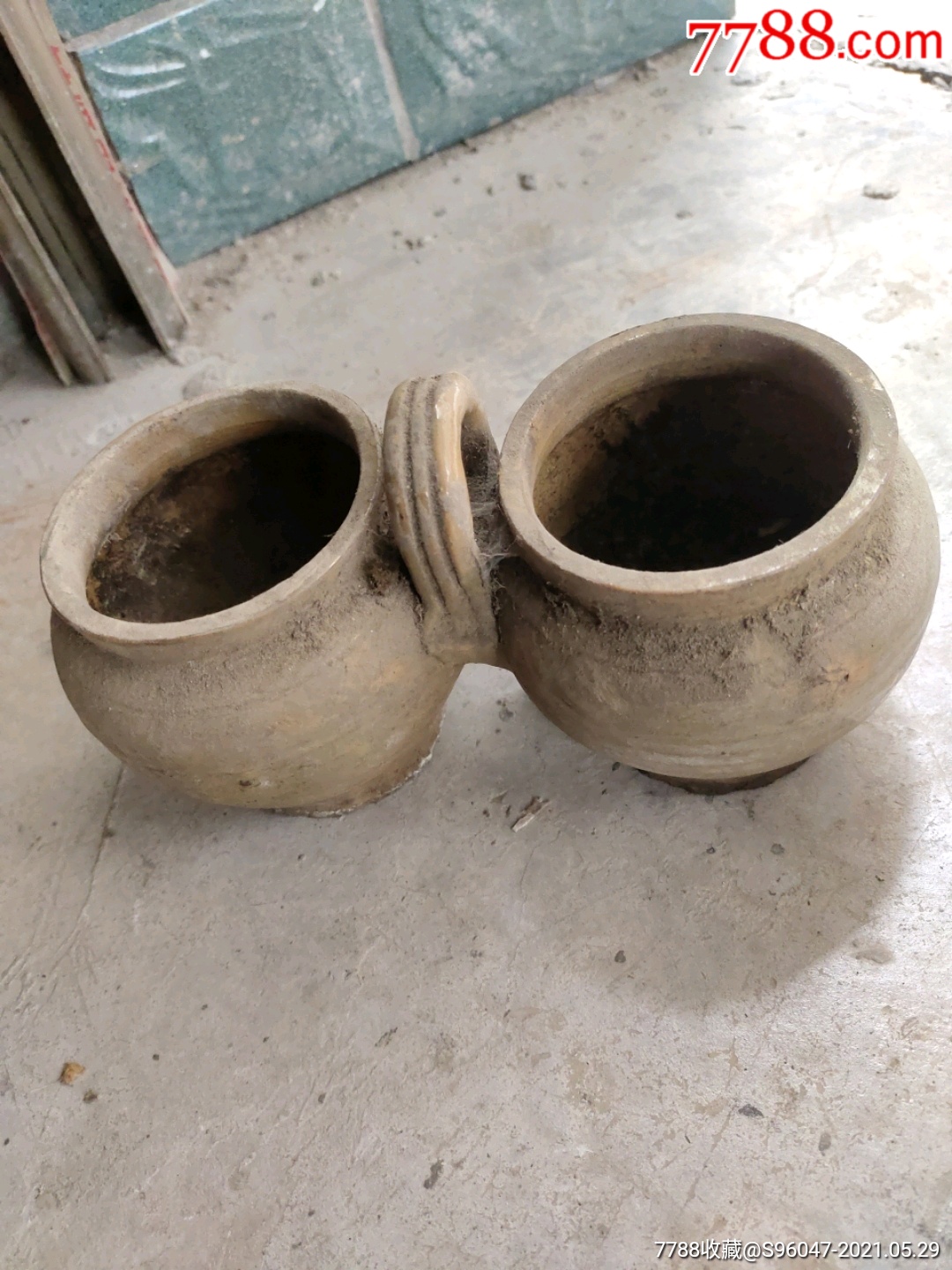 湘西少数民族使用的连体油盐罐