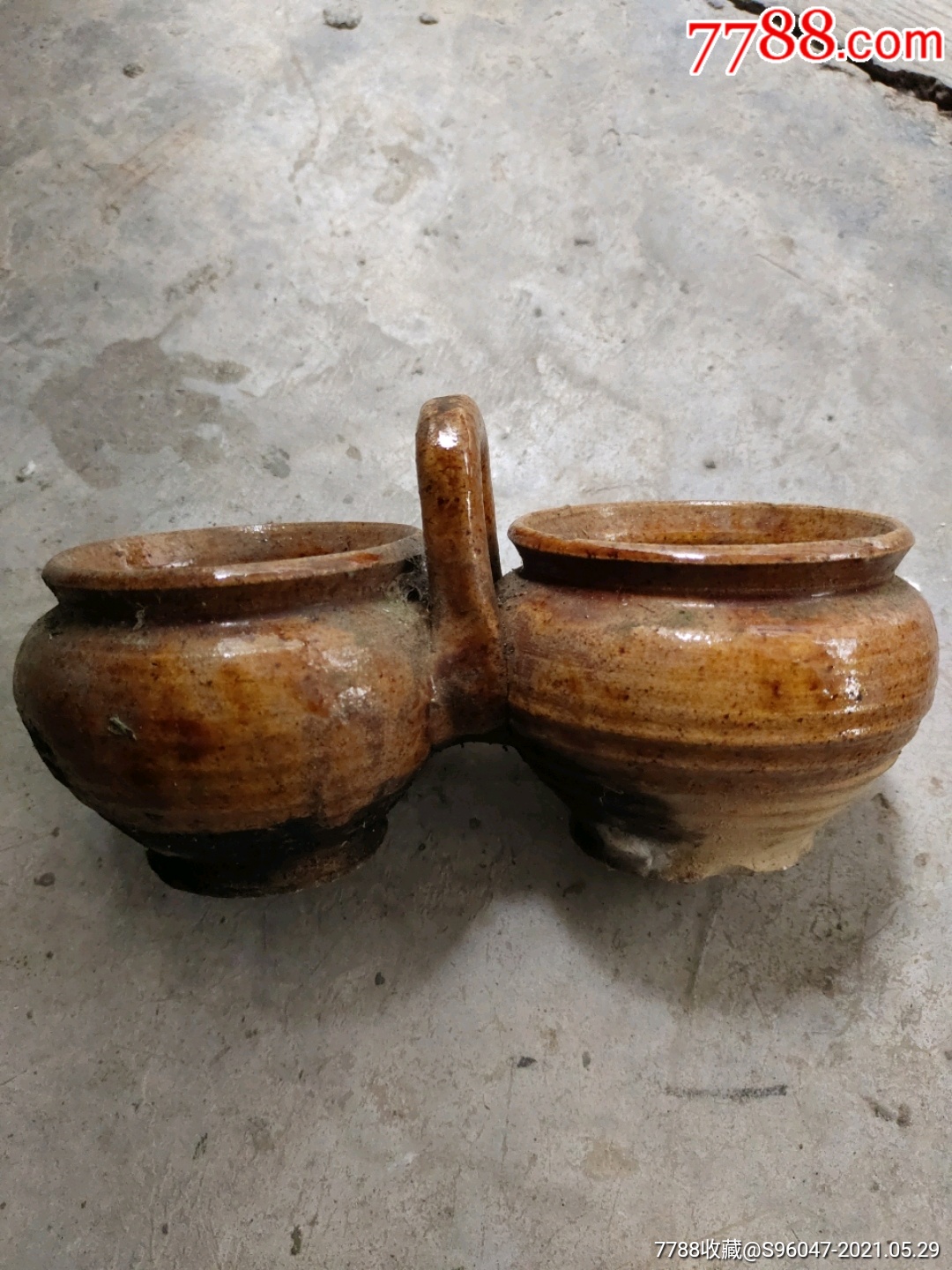 湘西少数民族使用的连体油盐罐