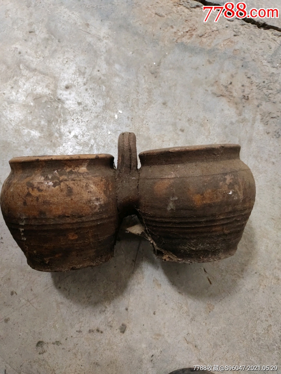 湘西少数民族使用的连体油盐罐