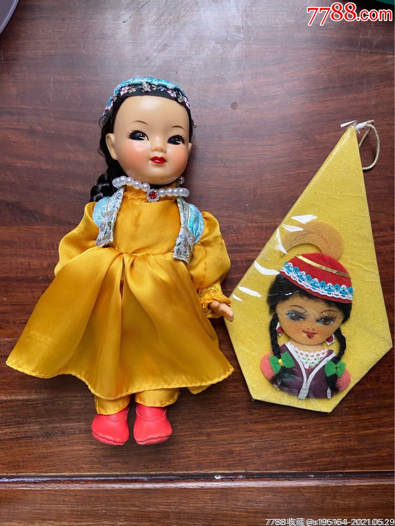 五六十年代新疆维吾尔族姑娘全胶皮娃娃