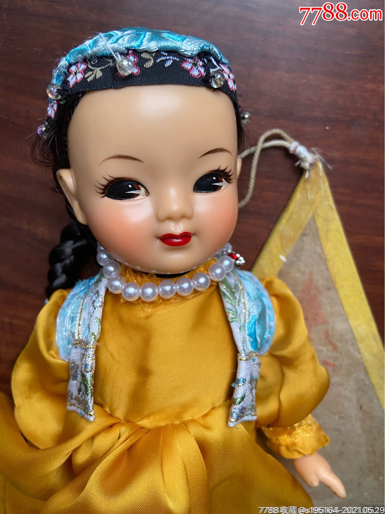 五六十年代新疆维吾尔族姑娘全胶皮娃娃