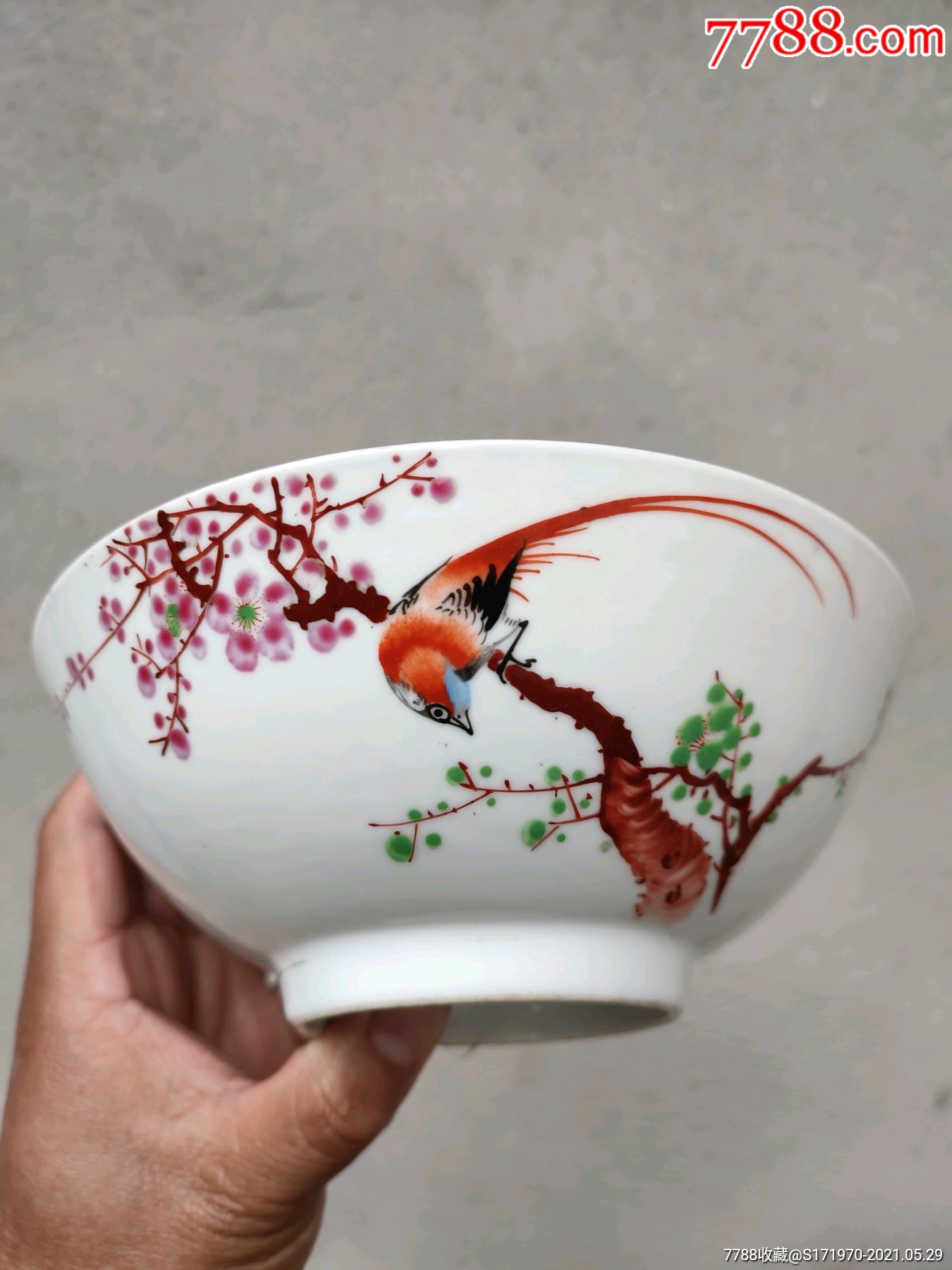 粉彩喜鹊登梅碗,口径17厘米,沿口有一条长1.