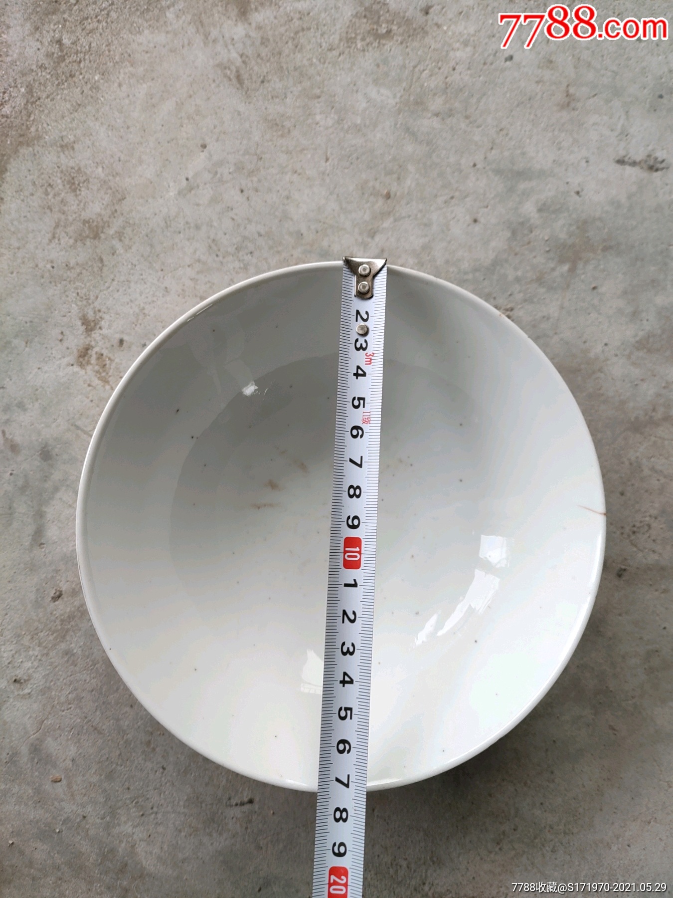 粉彩喜鹊登梅碗,口径17厘米,沿口有一条长1.