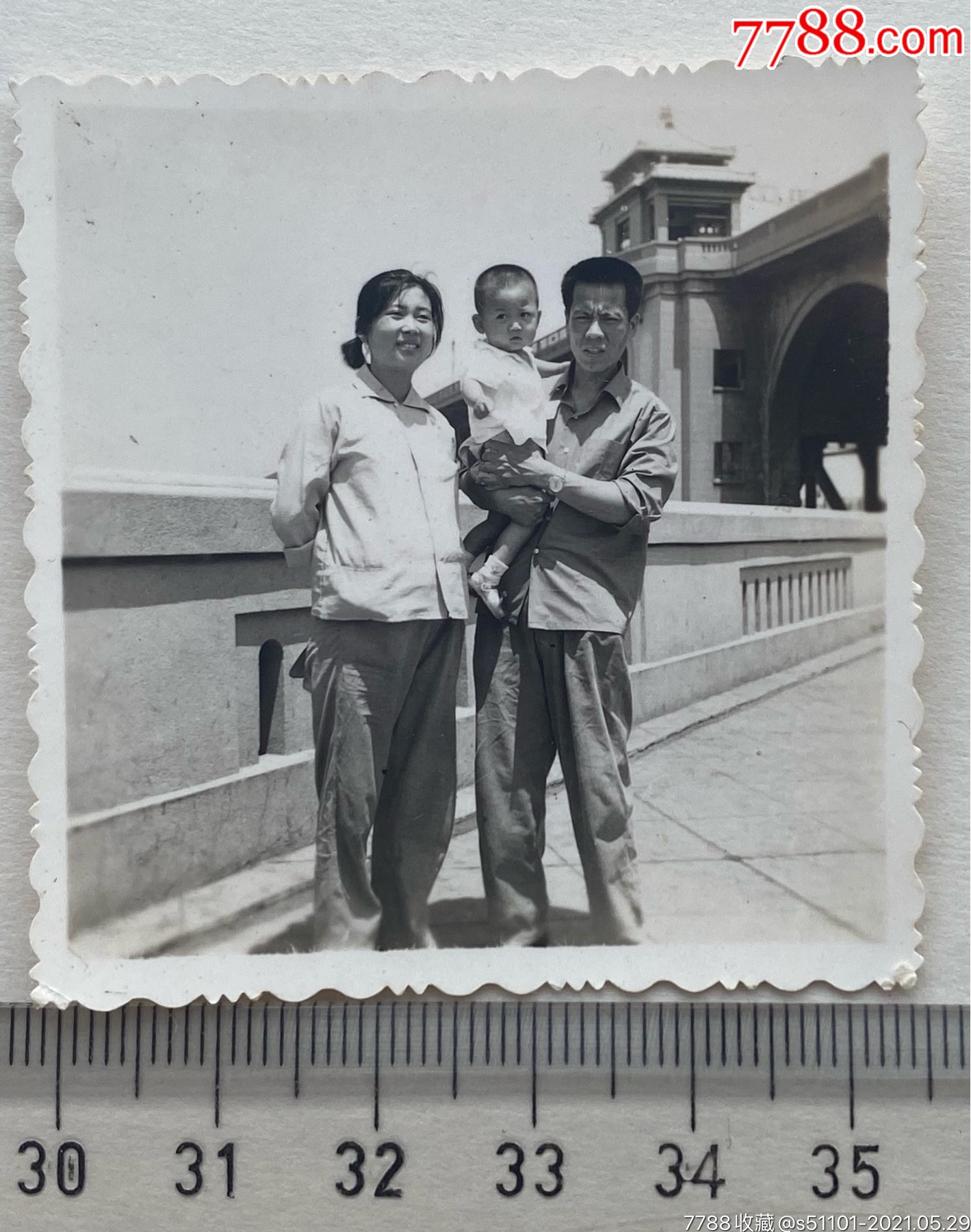 早期全家在武汉长江大桥合影照-老照片-7788收藏