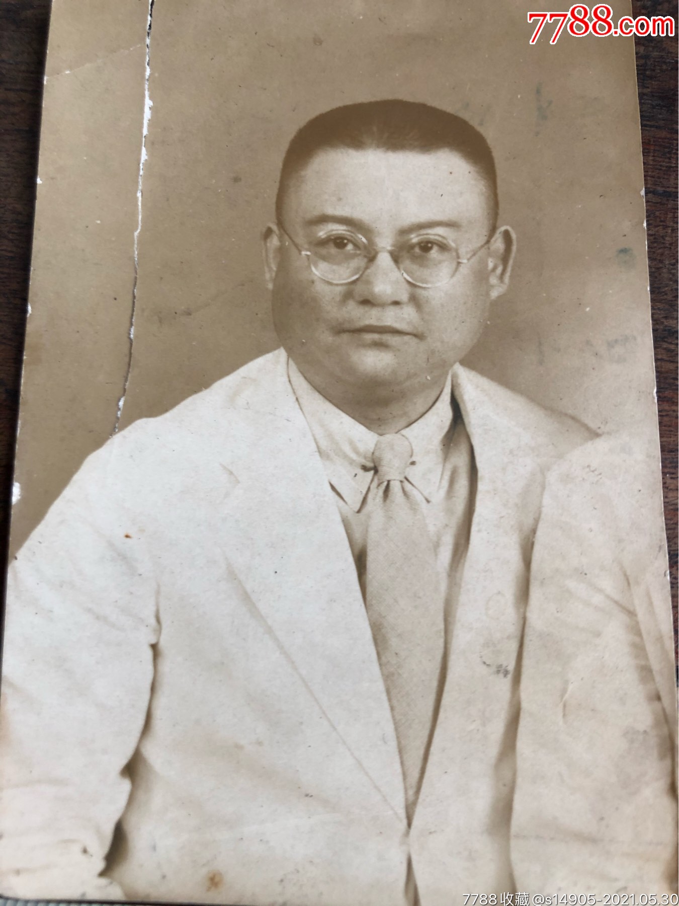 民国时期戴眼镜白西装男子老照片