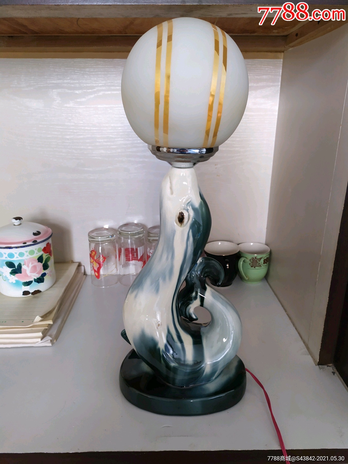 海豚戏球瓷台灯