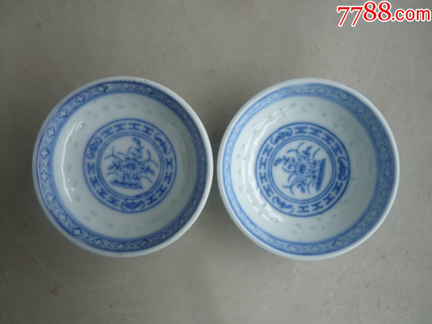 景德镇光明瓷厂青花玲珑碟一对