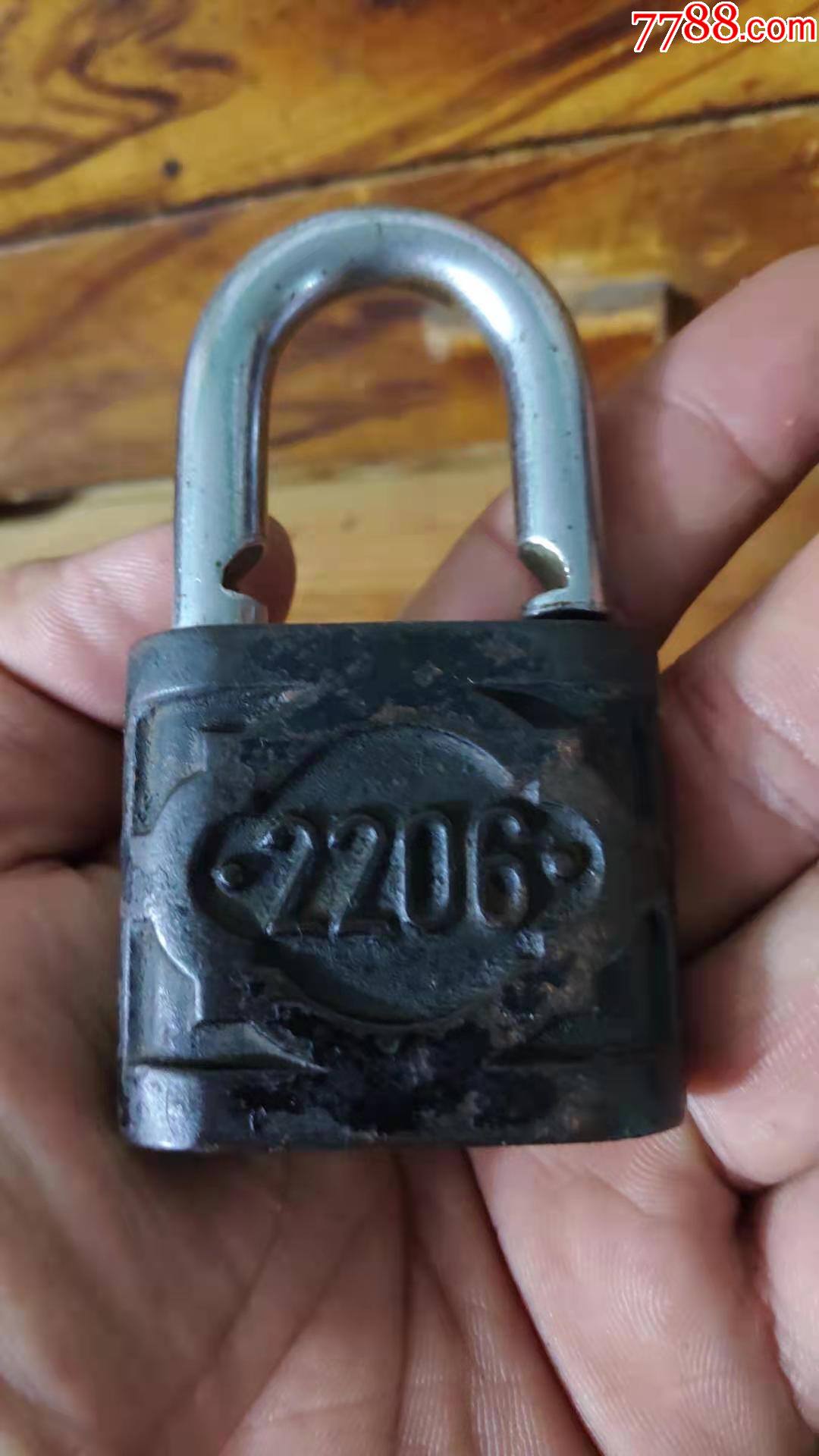 上世纪70-80年代上海牌2206型小铁锁2只合售无钥匙.