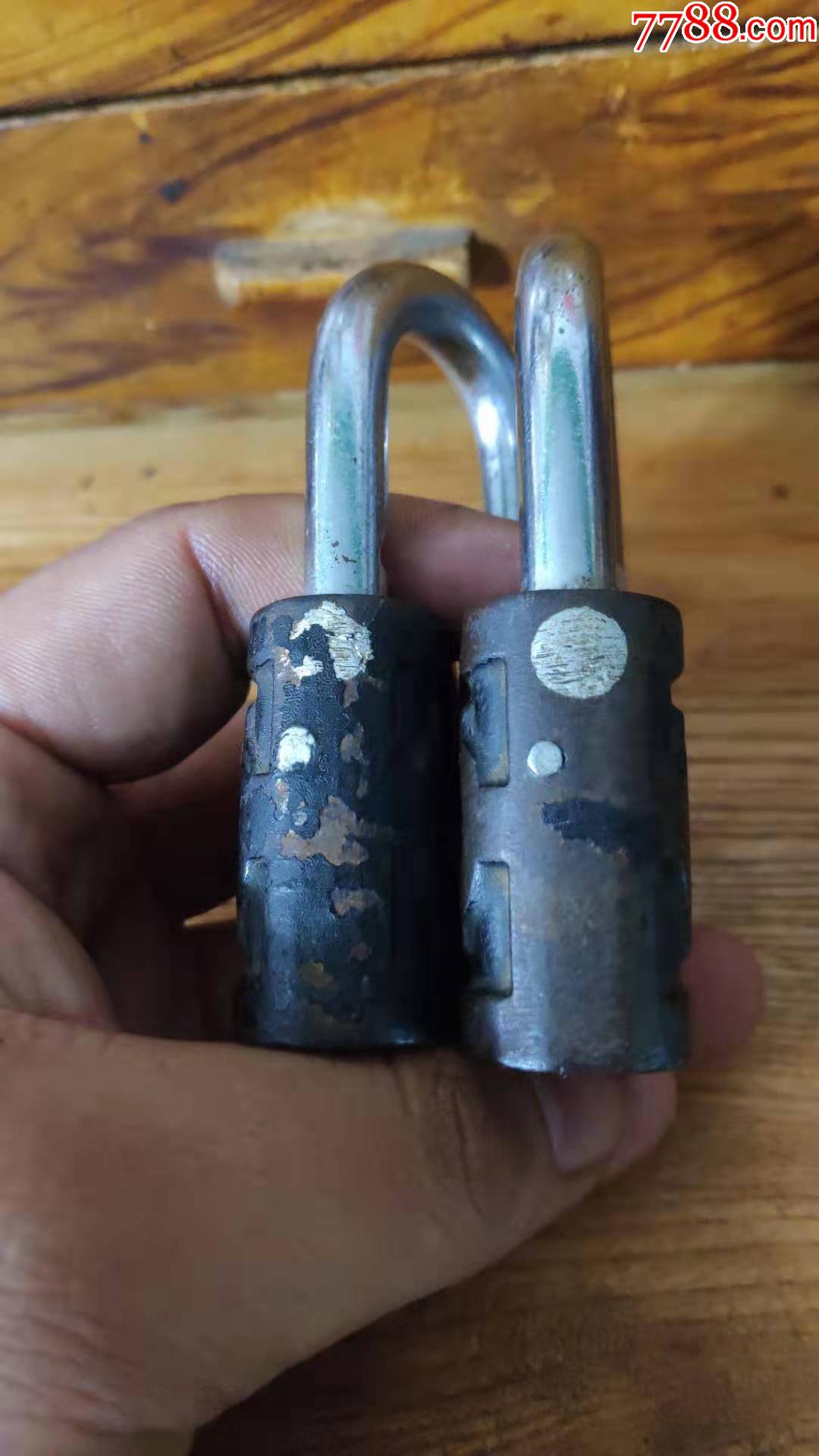 上世纪7080年代上海牌2206型小铁锁2只合售无钥匙