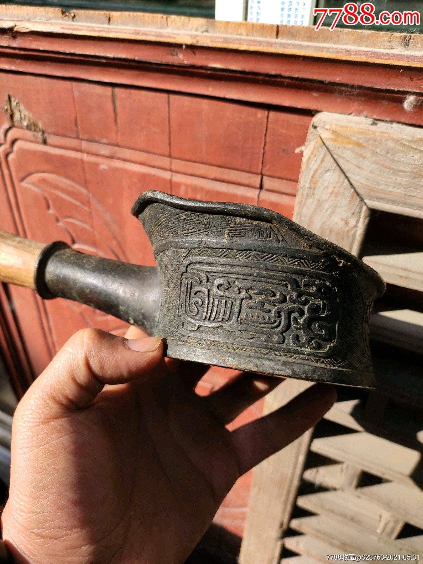 明式开窗回纹铜熨斗