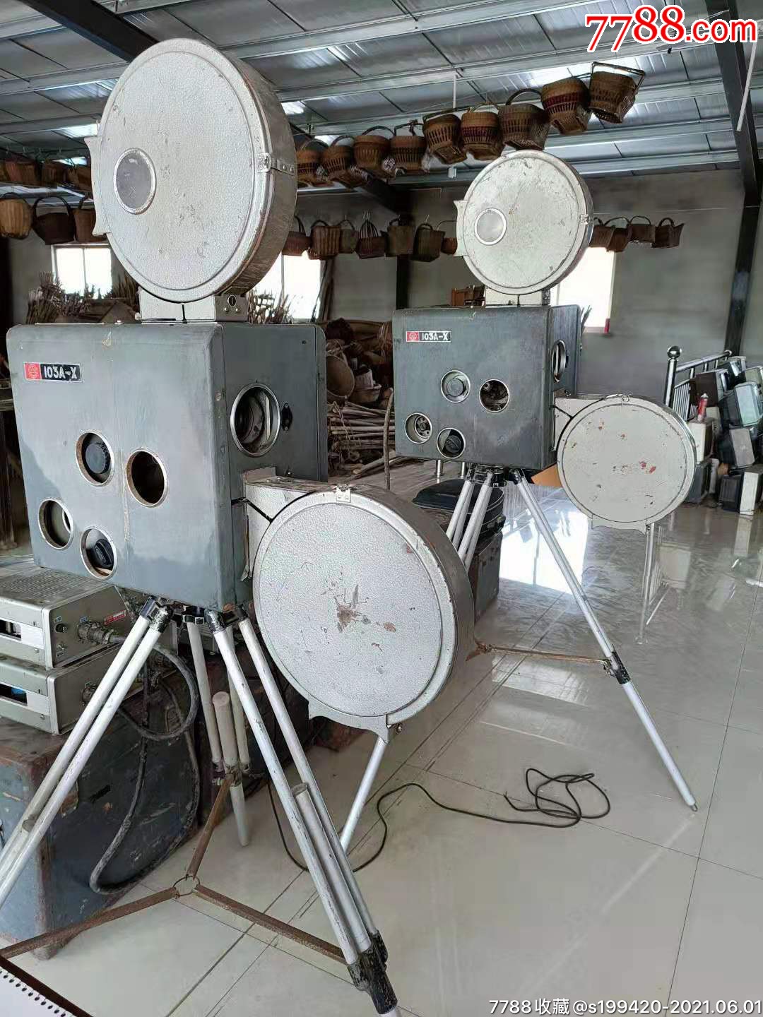 60年代,电影院里上海产"井冈山"牌35毫米电影机一套.