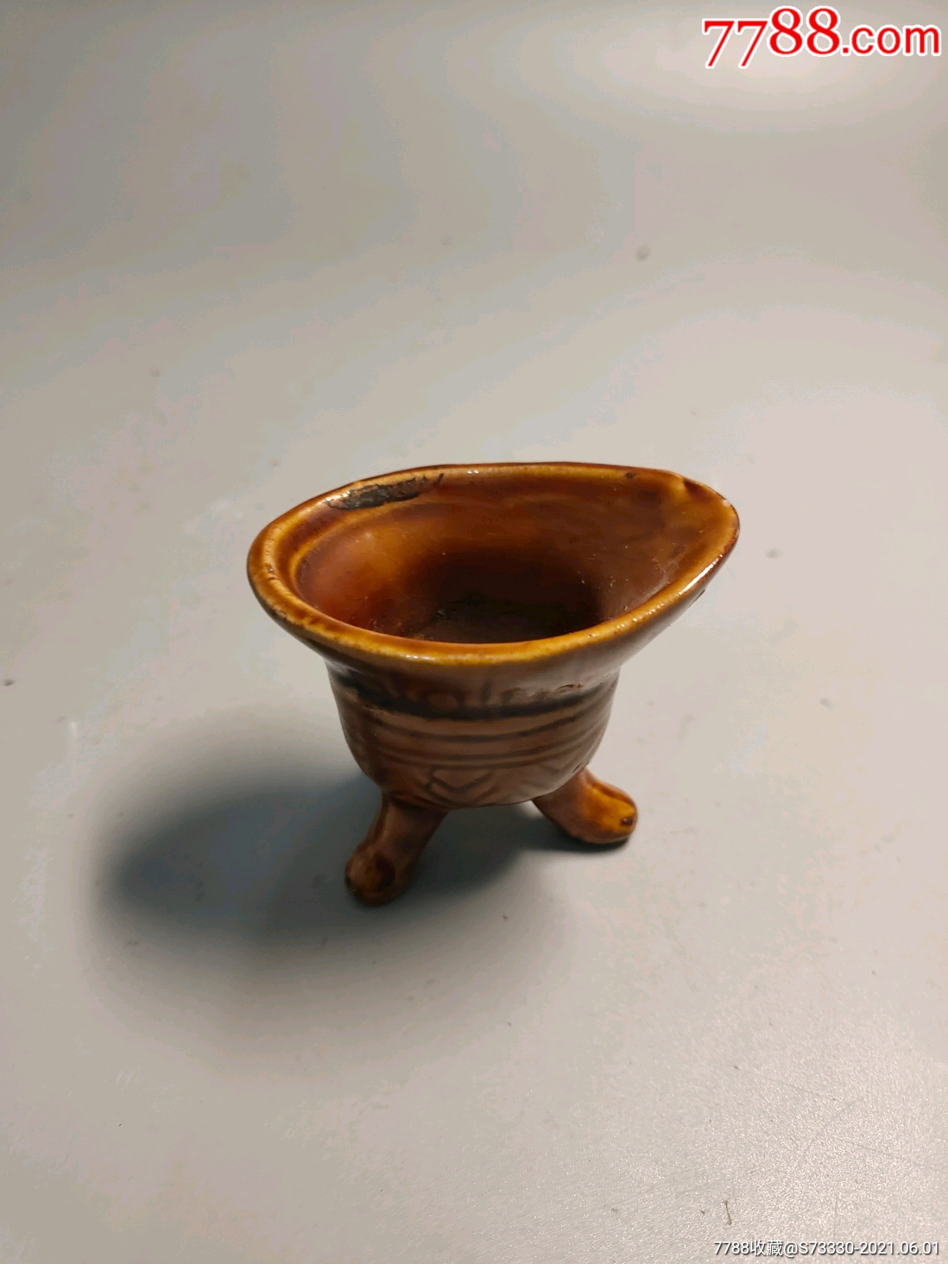 80年代,酱釉三足小酒杯一只