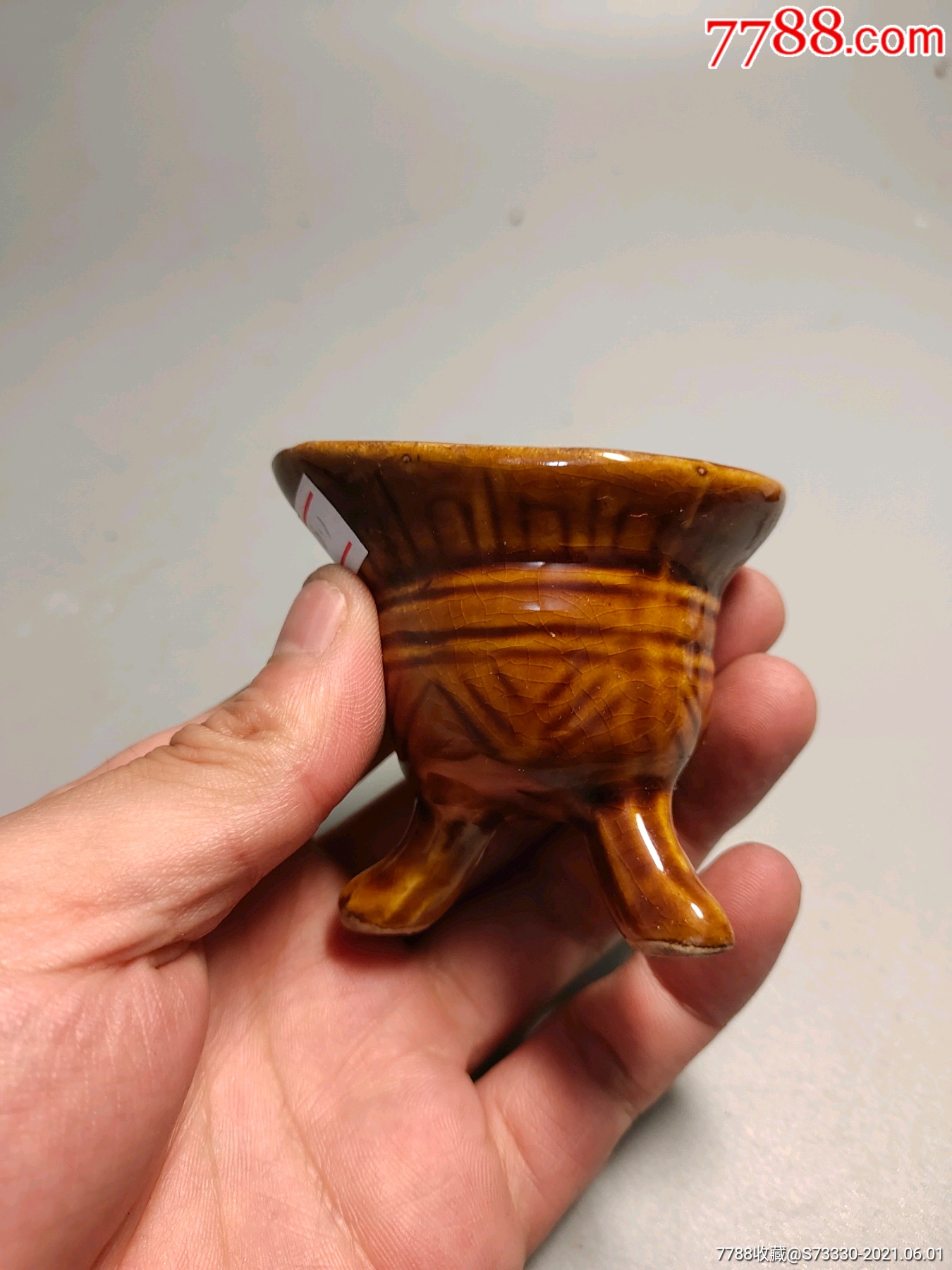 80年代,酱釉三足小酒杯一只