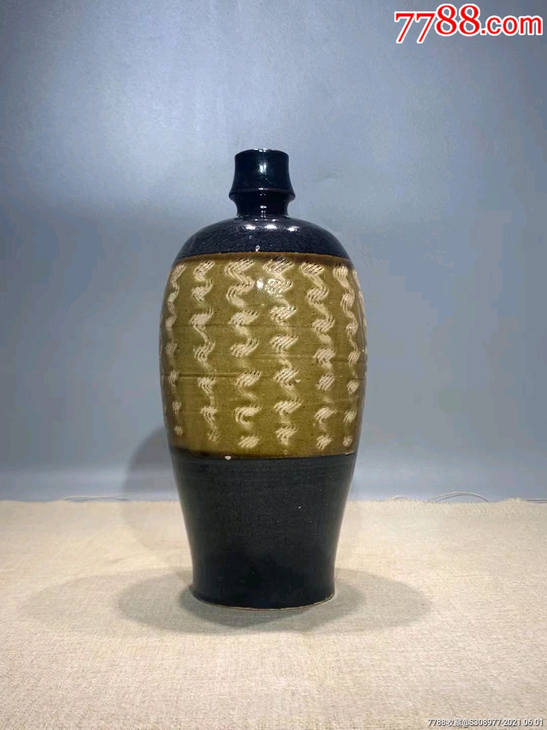 西夏水波纹梅瓶