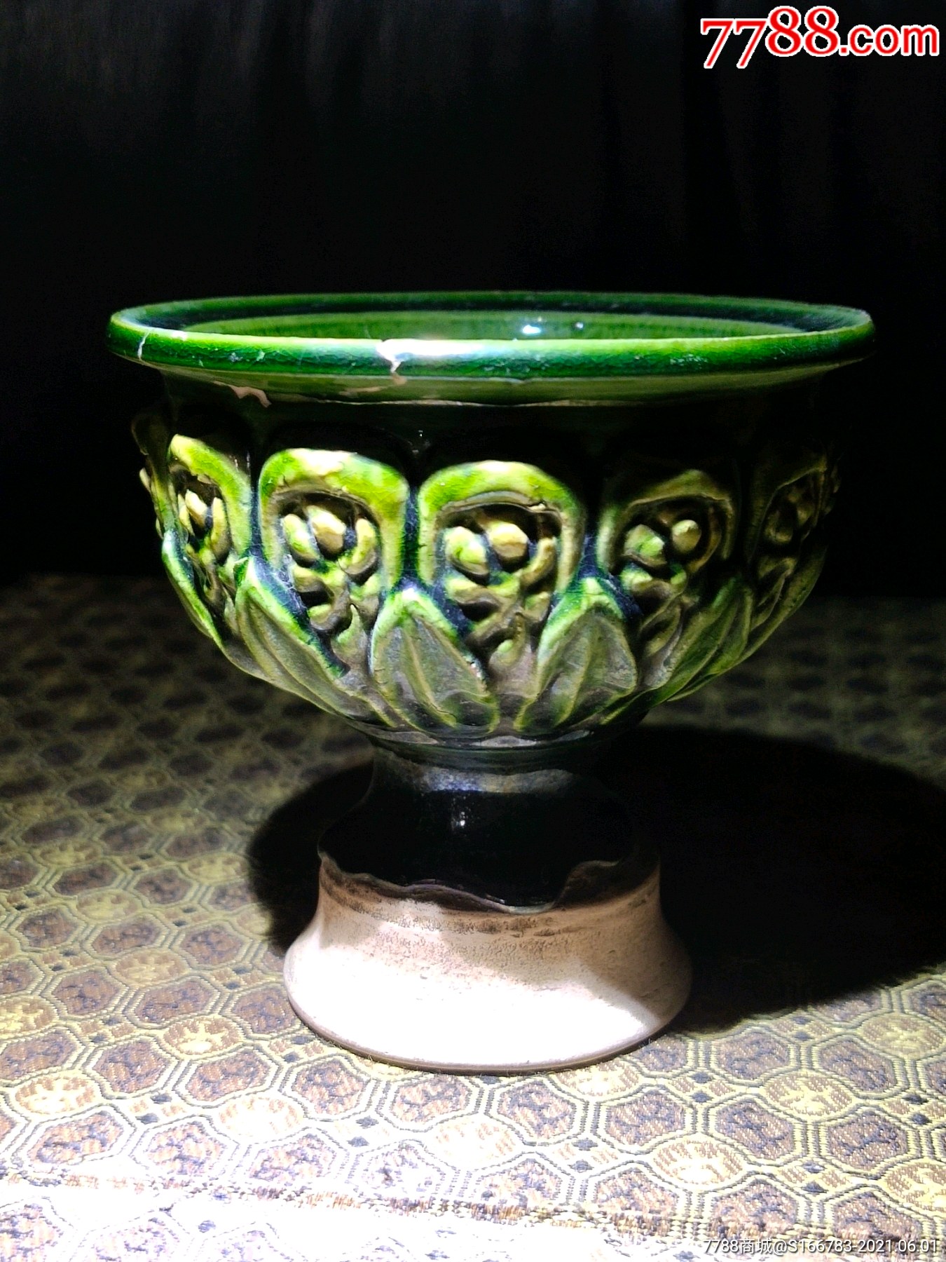 绿釉贴花高足杯