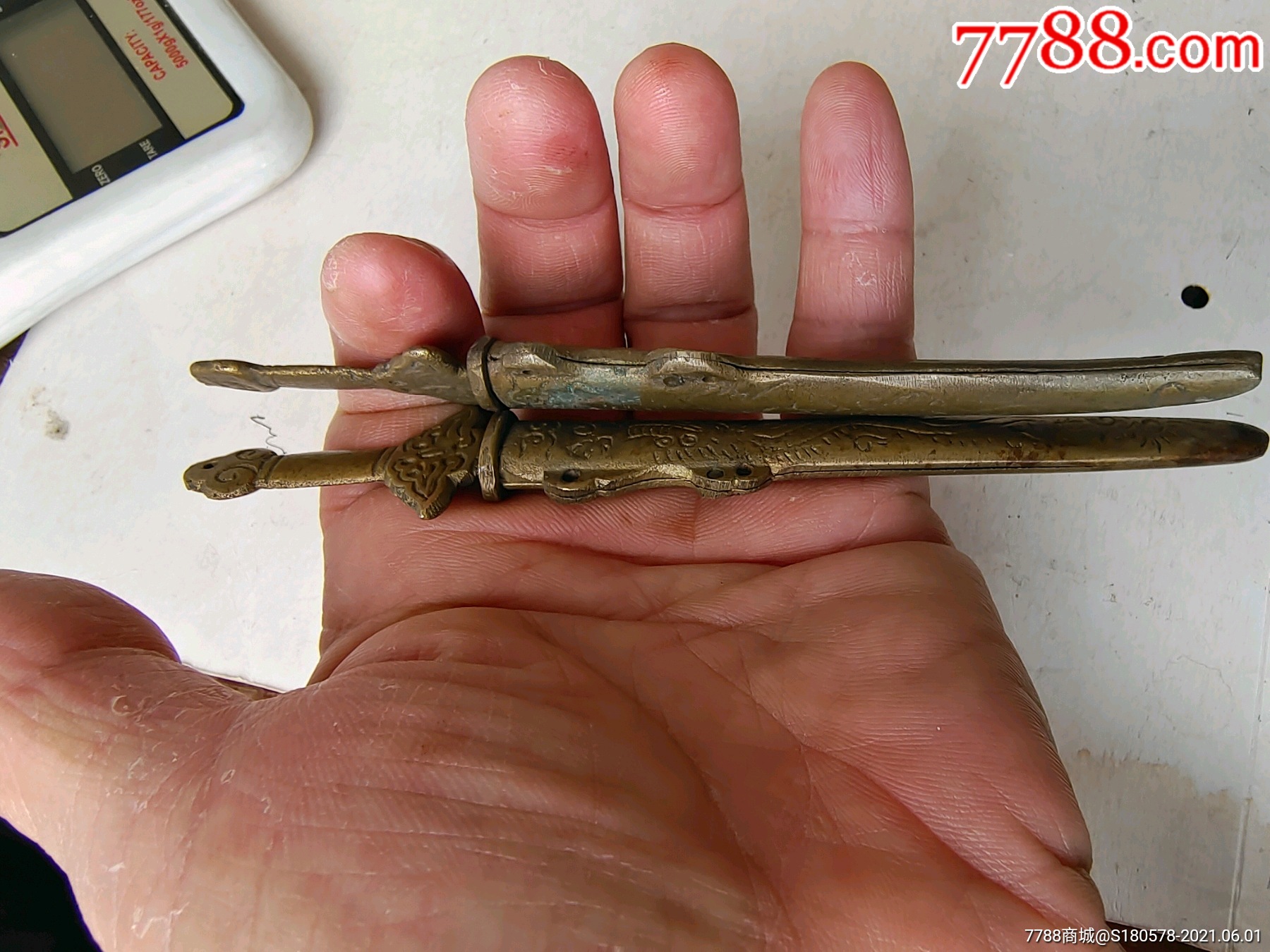 八十年代最长135厘米刻少林寺和青龙宝剑字全黄铜质辟邪小剑两把鞘和