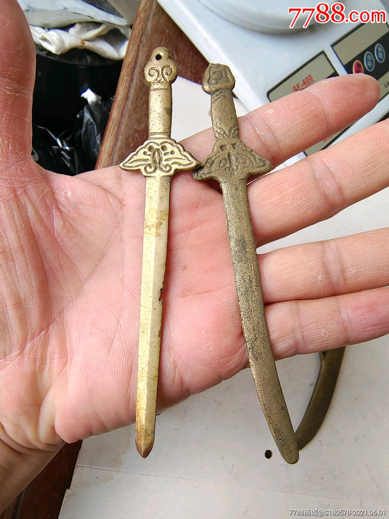八十年代最长135厘米刻少林寺和青龙宝剑字全黄铜质辟邪小剑两把鞘和