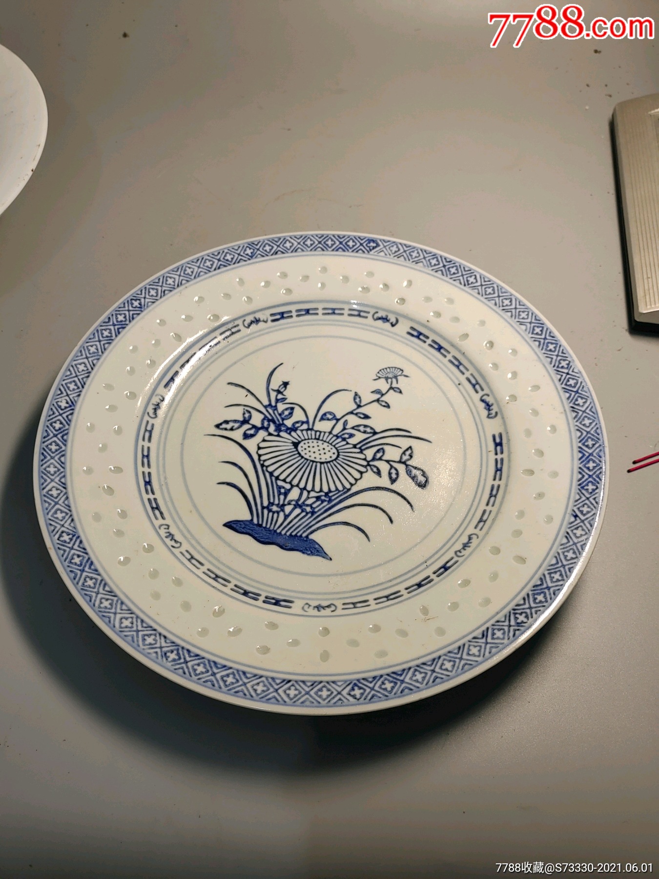 80年代厂货,青花玲珑花卉大盘子一只-价格:45元-se80567613-青花瓷