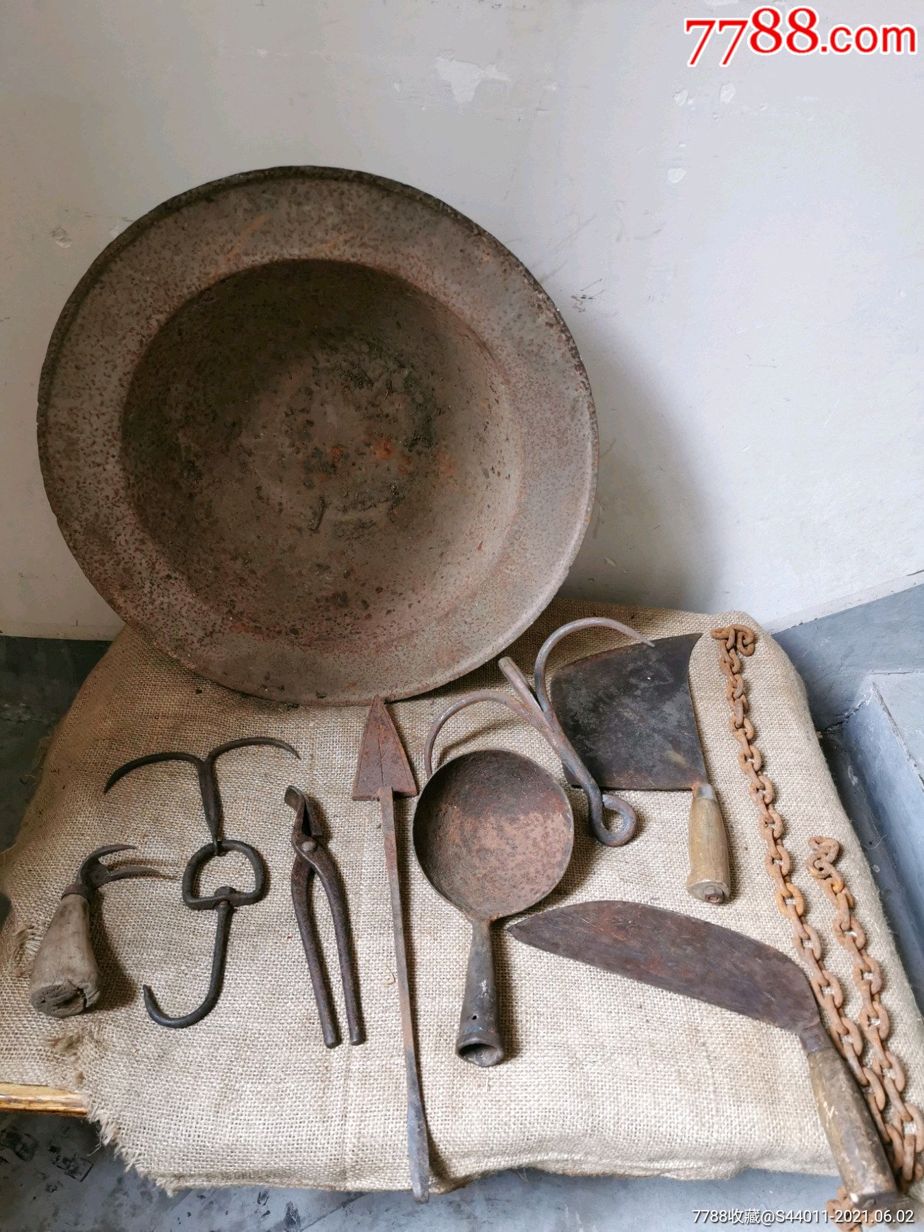 "商品>>>>￥2009品99民国骨柄劁猪工具￥1508品99铁砧子