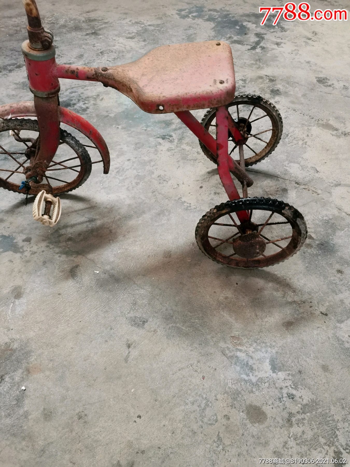 上海红花牌儿童自行车,最早一批,所有零部件都是原装,轮子还可以转动