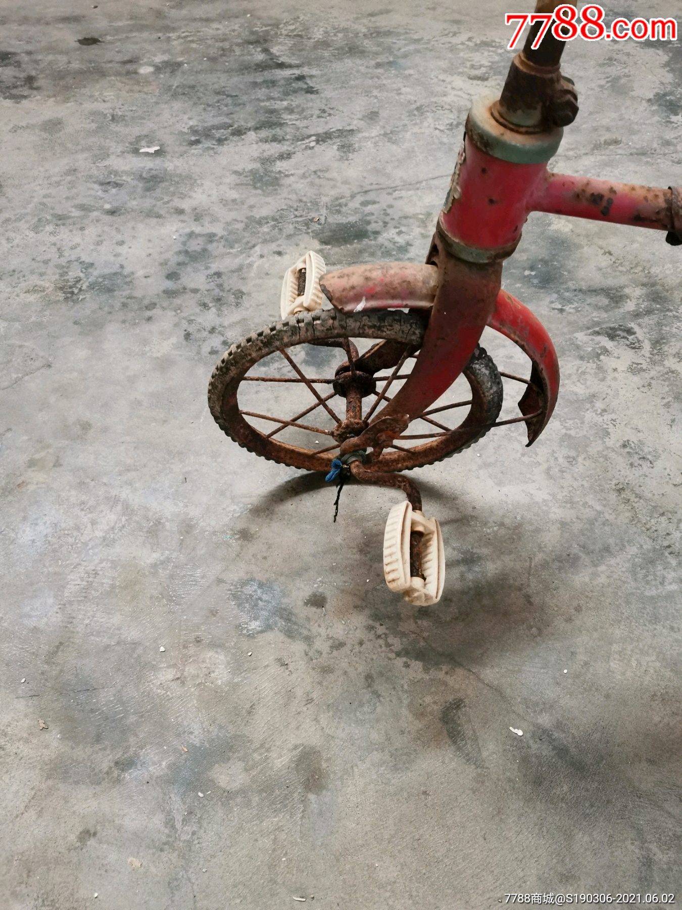 上海红花牌儿童自行车,最早一批,所有零部件都是原装,轮子还可以转动