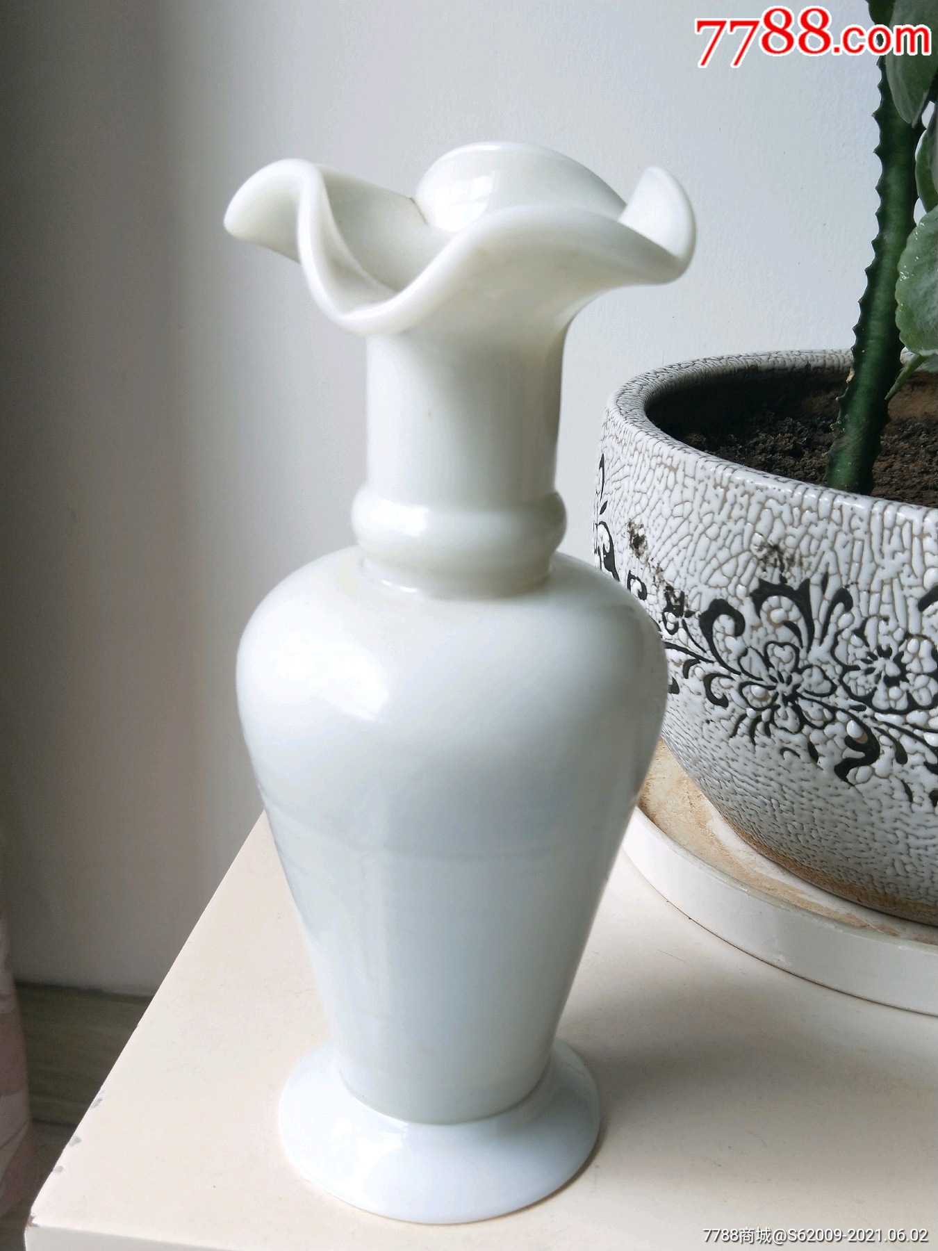 民国全品仿和田白玉老琉璃花口瓶