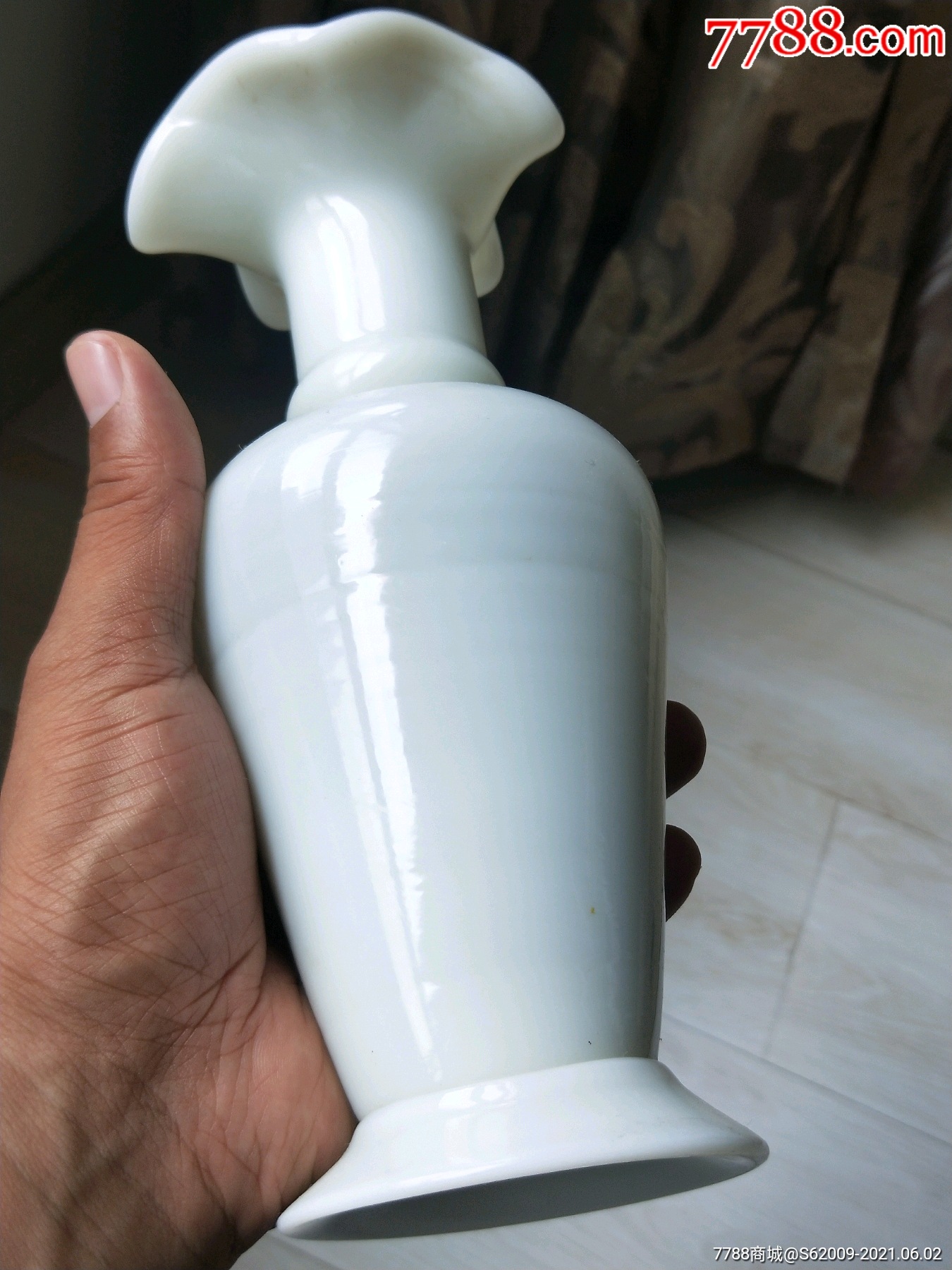 民国全品仿和田白玉老琉璃花口瓶