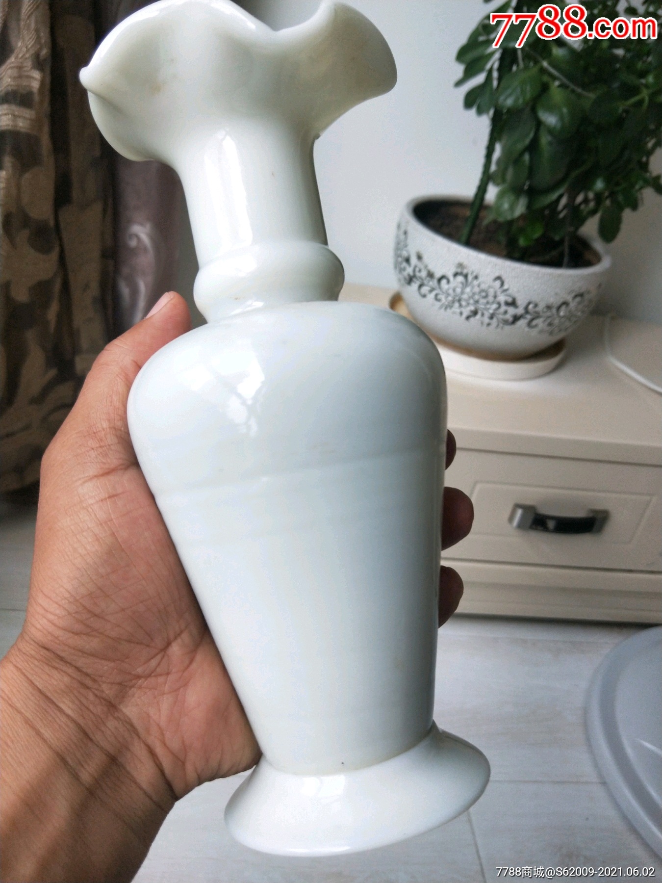 民国全品仿和田白玉老琉璃花口瓶