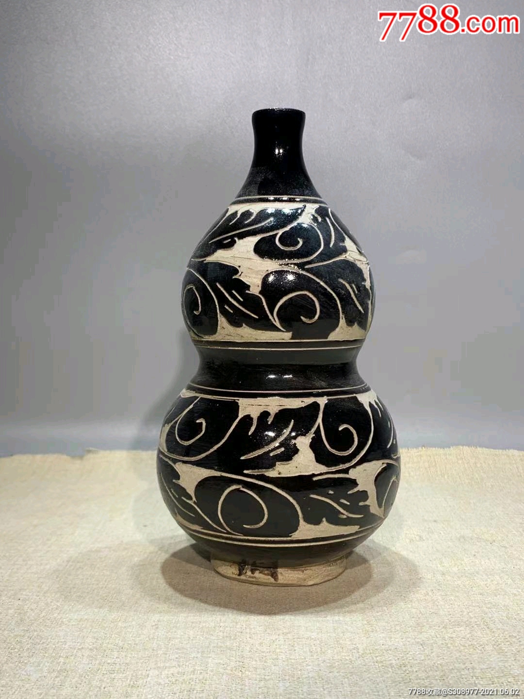 磁州窑黑釉刻花葫芦瓶