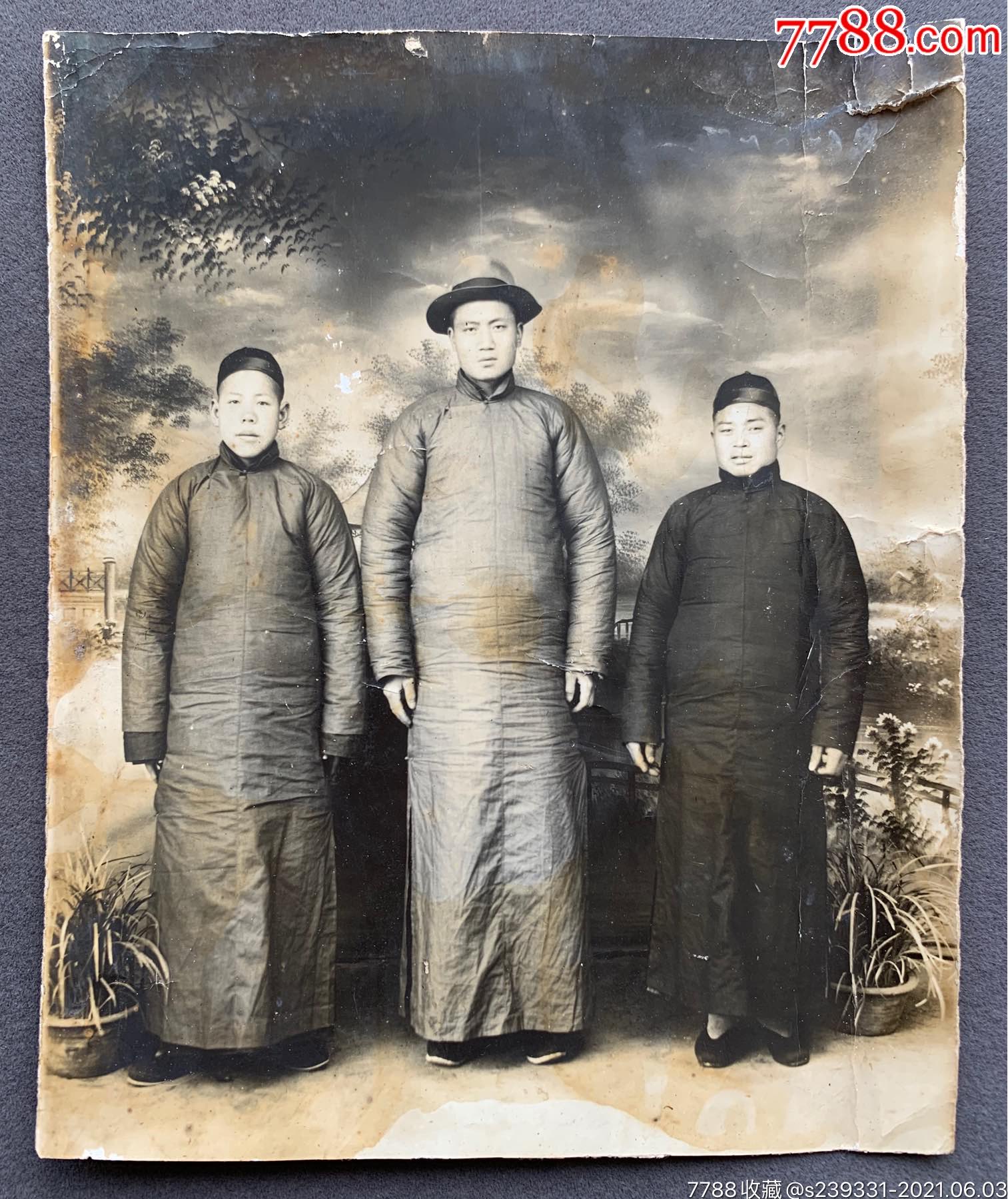 民国时期相馆布景身穿传统服饰的三青年合影银盐老照片一张