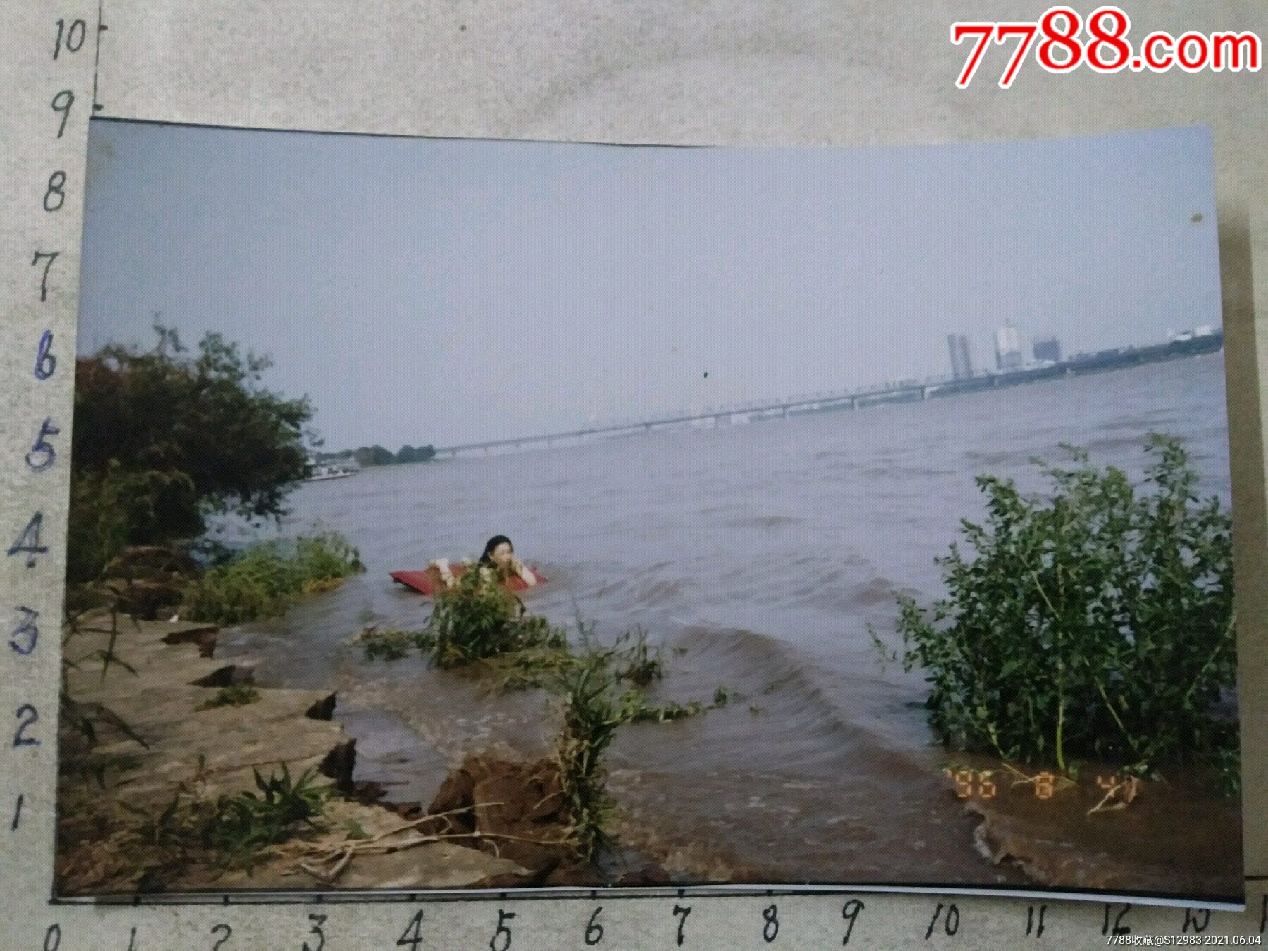 女子在江边游泳