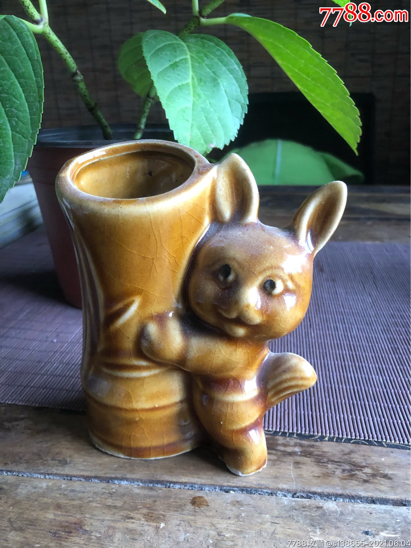 70年代老物件黄釉兔抱竹笔筒黄陶瓷玩偶陶瓷兔子古玩杂项怀旧老物件