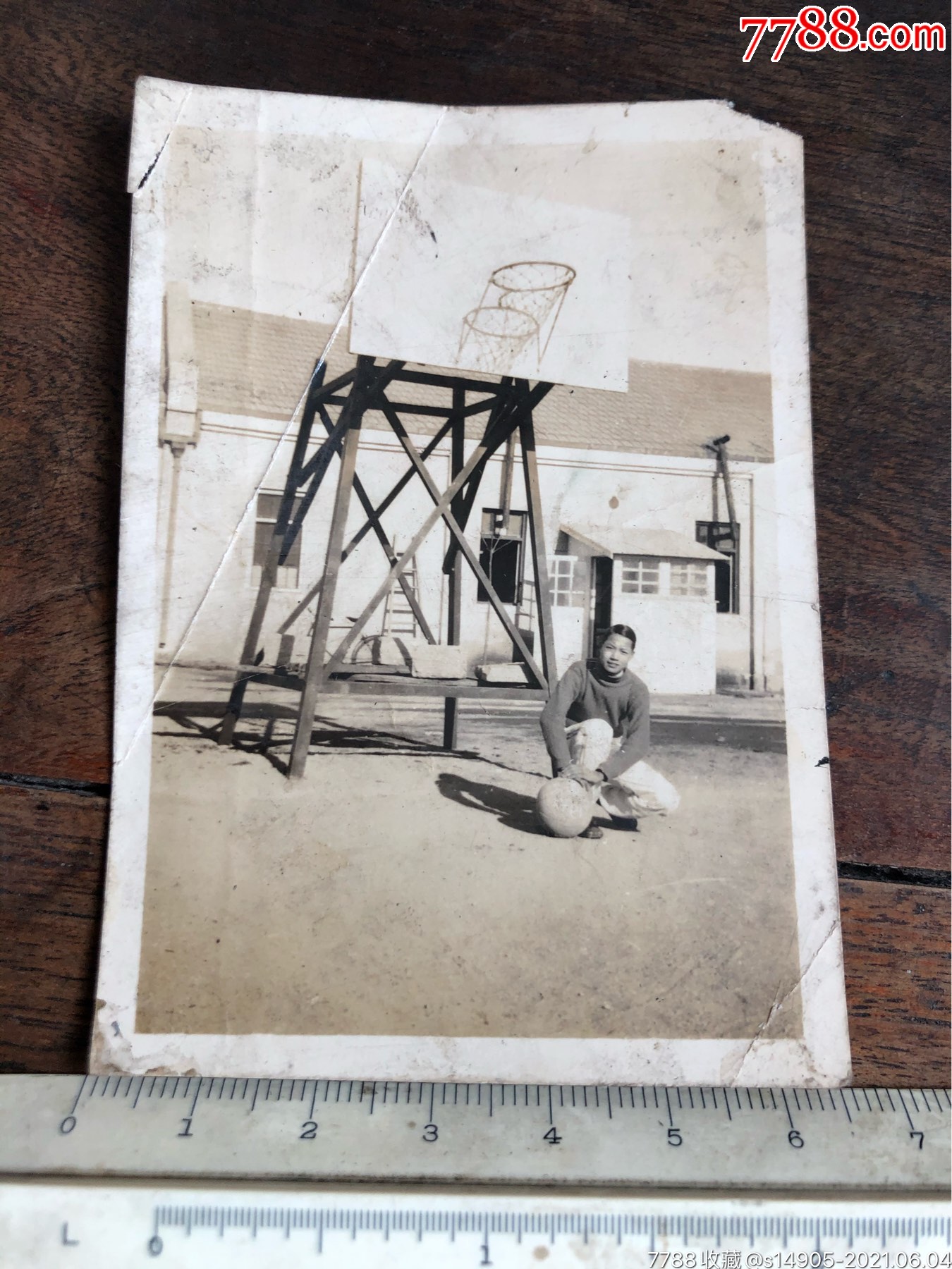 民国时期1936年天津某学校打篮球的男子老照片