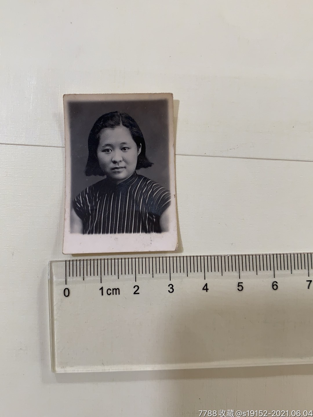 四十年代民国抗战时期穿旗袍的美女半身像