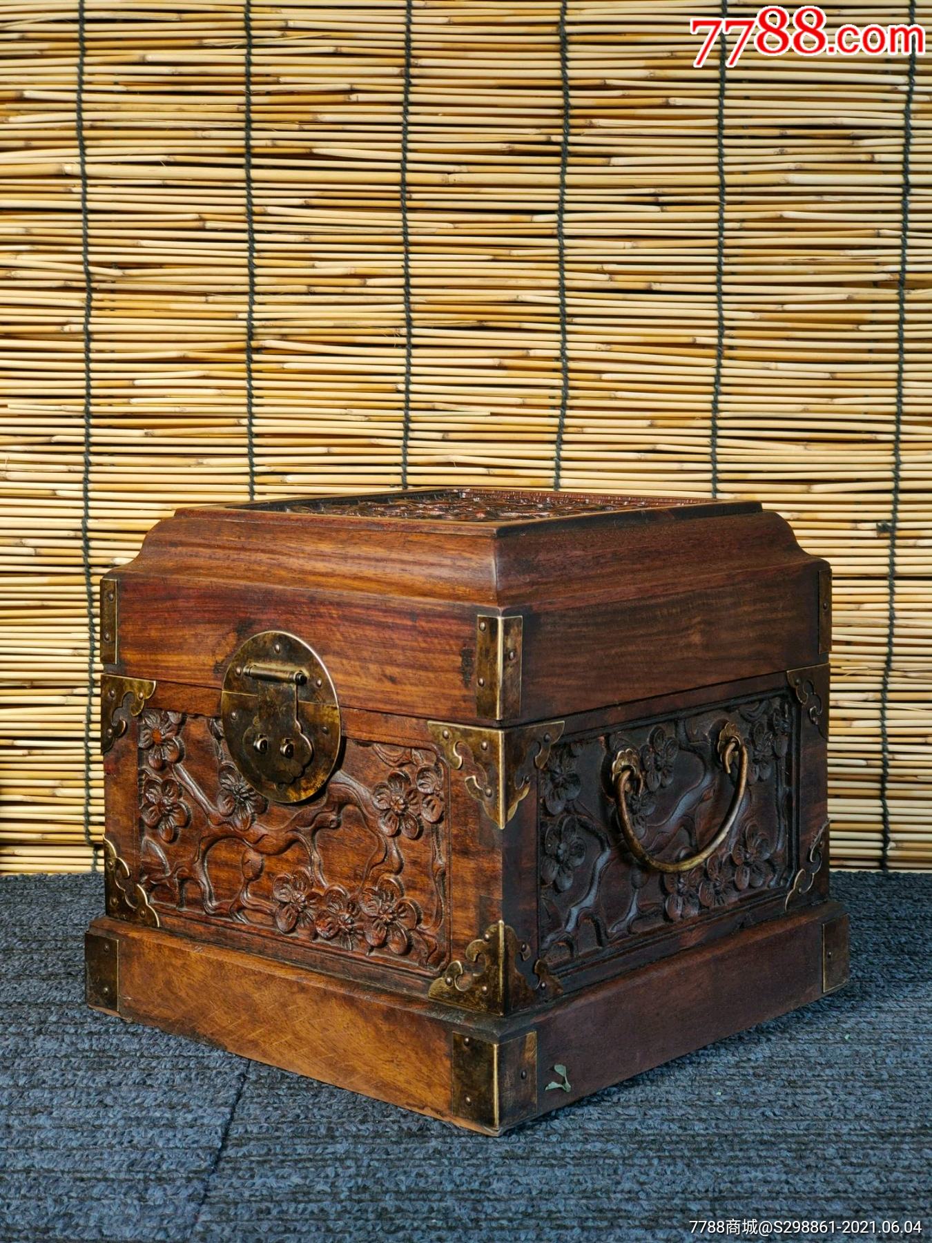 首页 零售 木箱 >> 花梨木箱一对雕工精美,精致漂亮,品相一流,保存