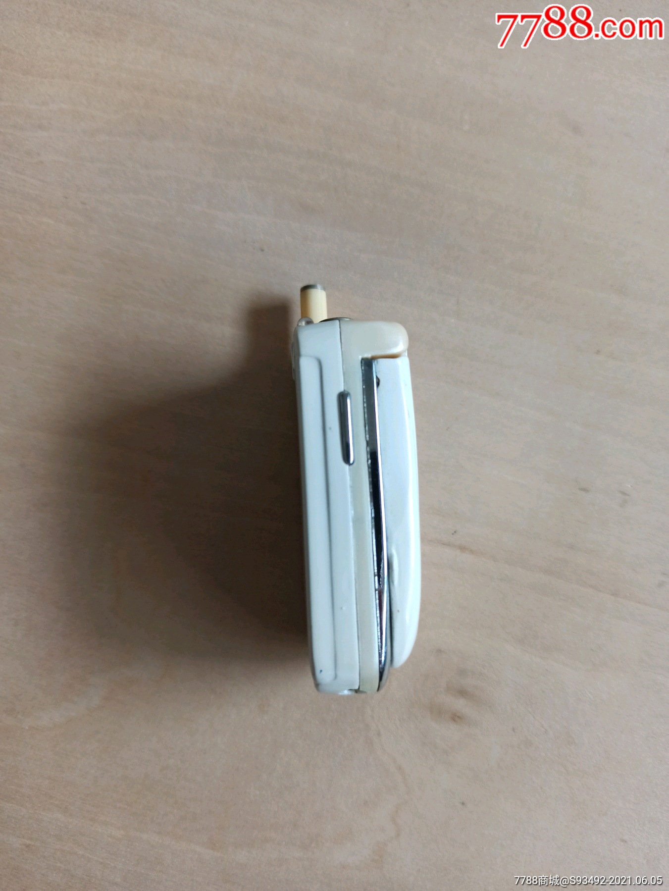 经典翻盖机造型打火机
