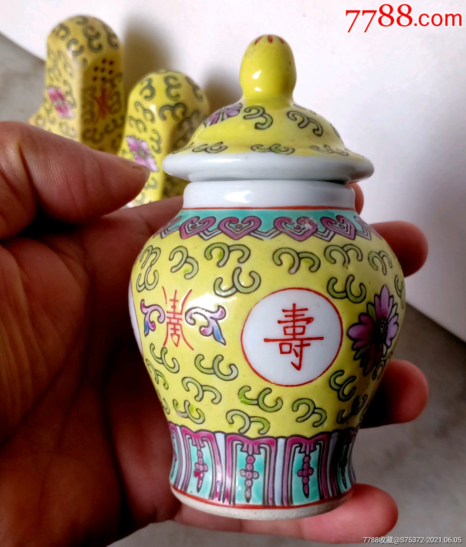 文革粉彩万寿无疆将军罐送一对小瓷器