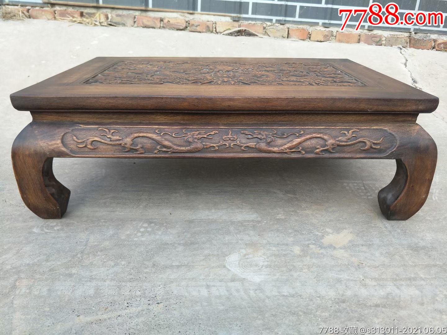 民国时期花梨木双龙戏珠老炕桌