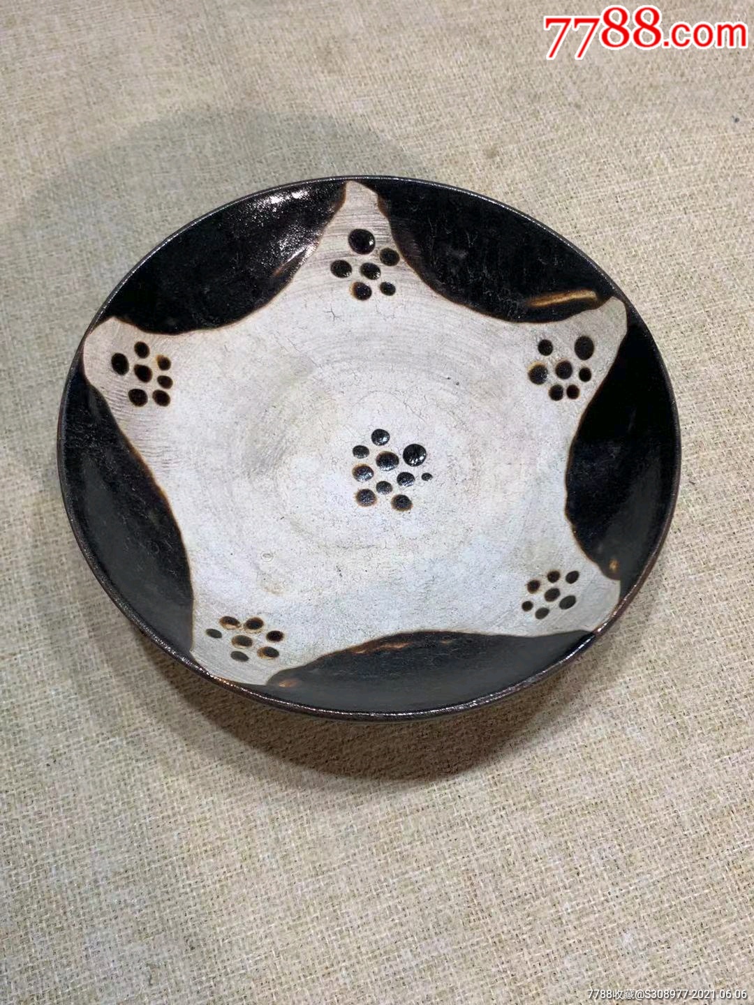 耀州窑黑釉梅花斑盘