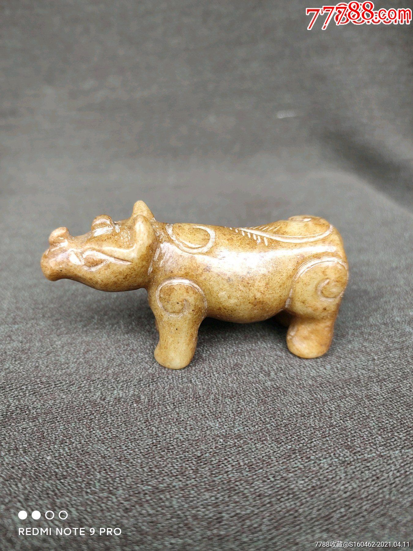 黄玉犀牛摆件