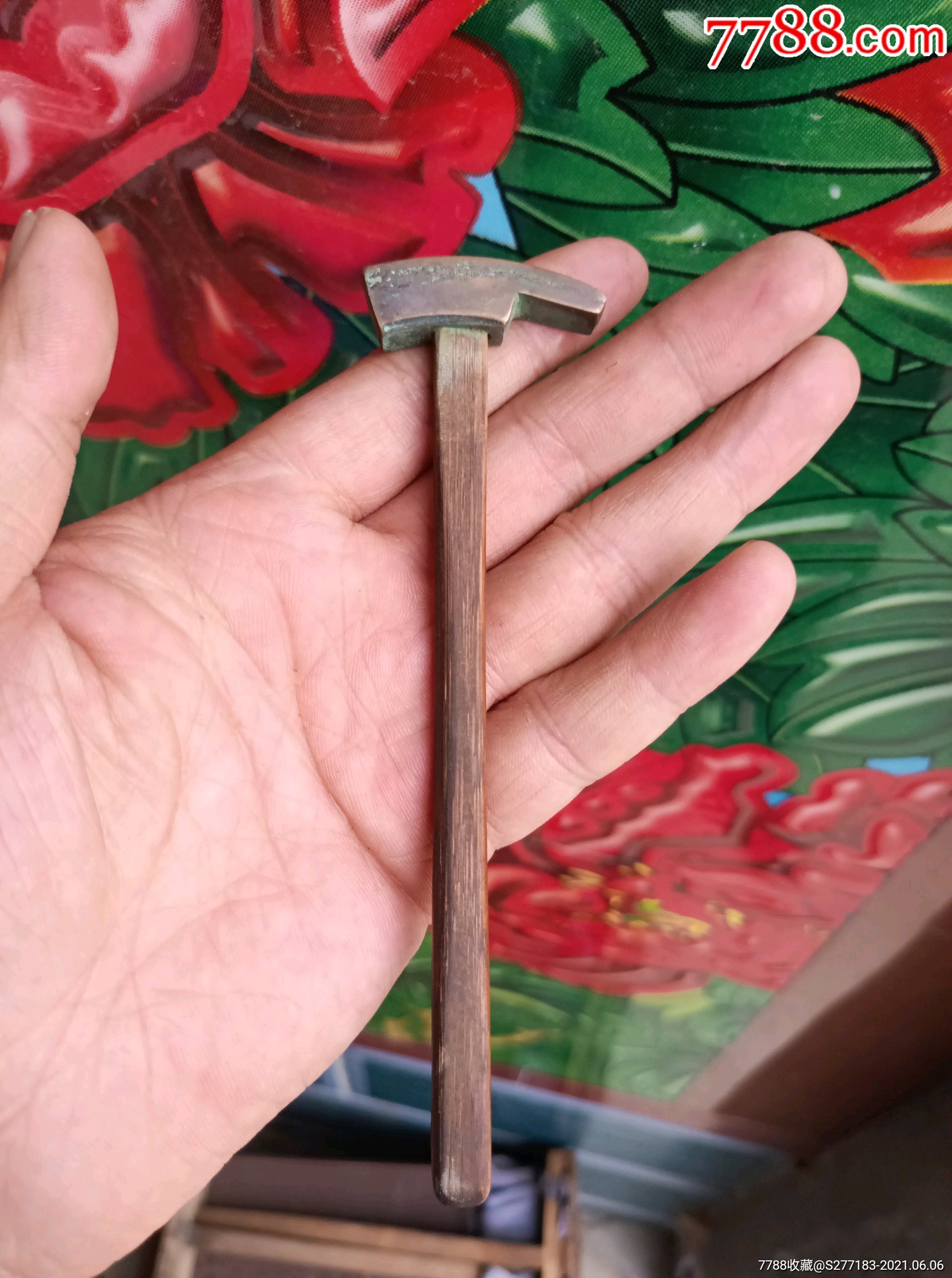 下乡收到民国修表老师傅专用的小铜锤,品相如图,尺寸如图!