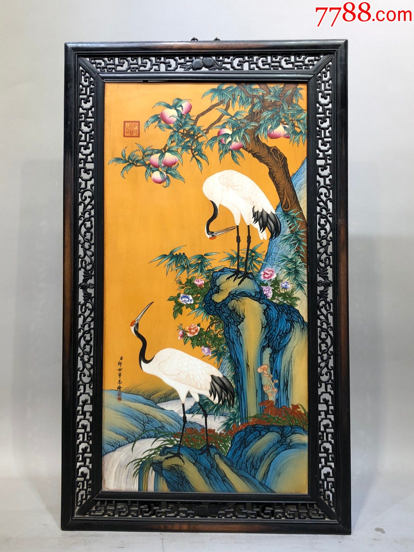 郎世宁作品小叶紫檀满金星老框镶瓷板画黄底手绘粉彩松鹤延年中堂挂屏