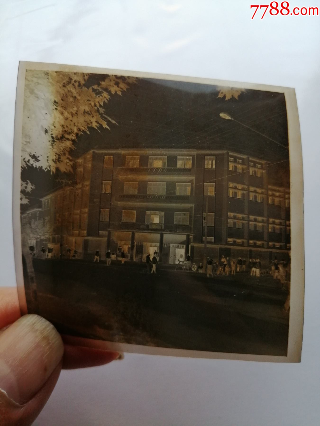 首页 零售 老照片 >> 1981年安徽省来安县土产公司大楼照片底片滚动